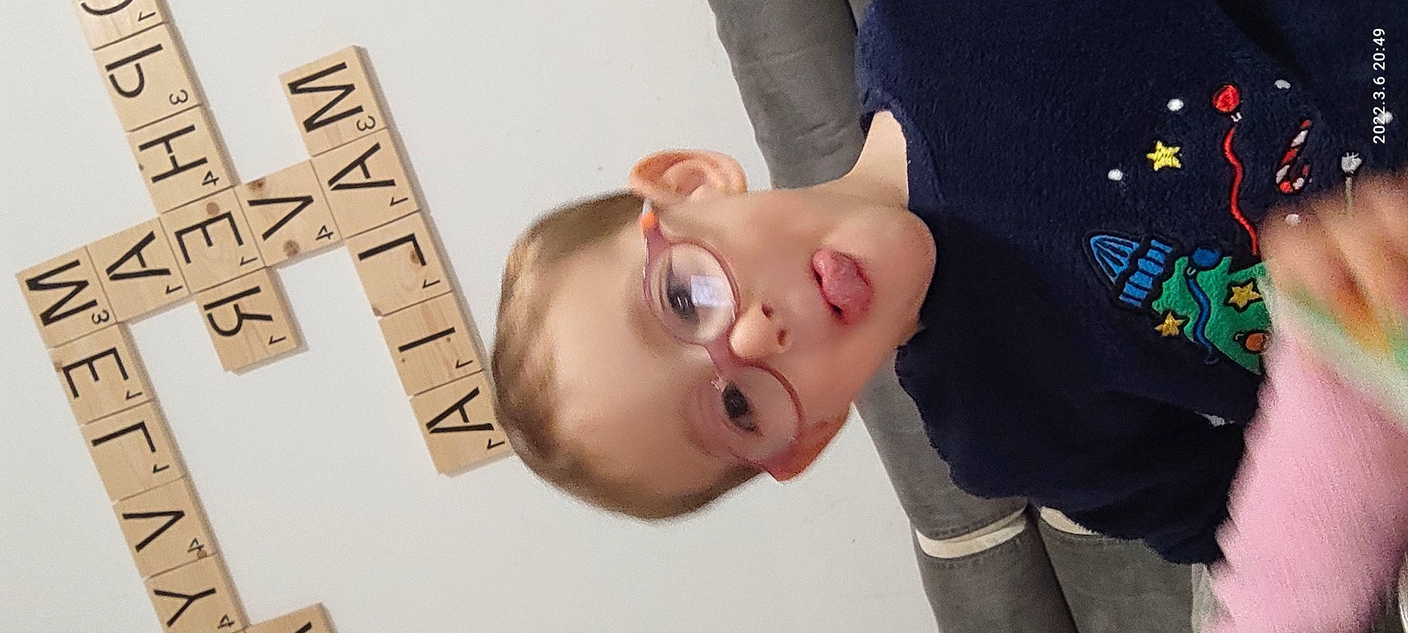 Melvyn participe au concours pour gagner de l'argent avec cette photo : baby, cheek, ear, eyebrow, eyelash, eyewear, face, finger, gesture, glasses, happy, head, jaw, lip, mammal, neck, nose, person, toddler, vision_care