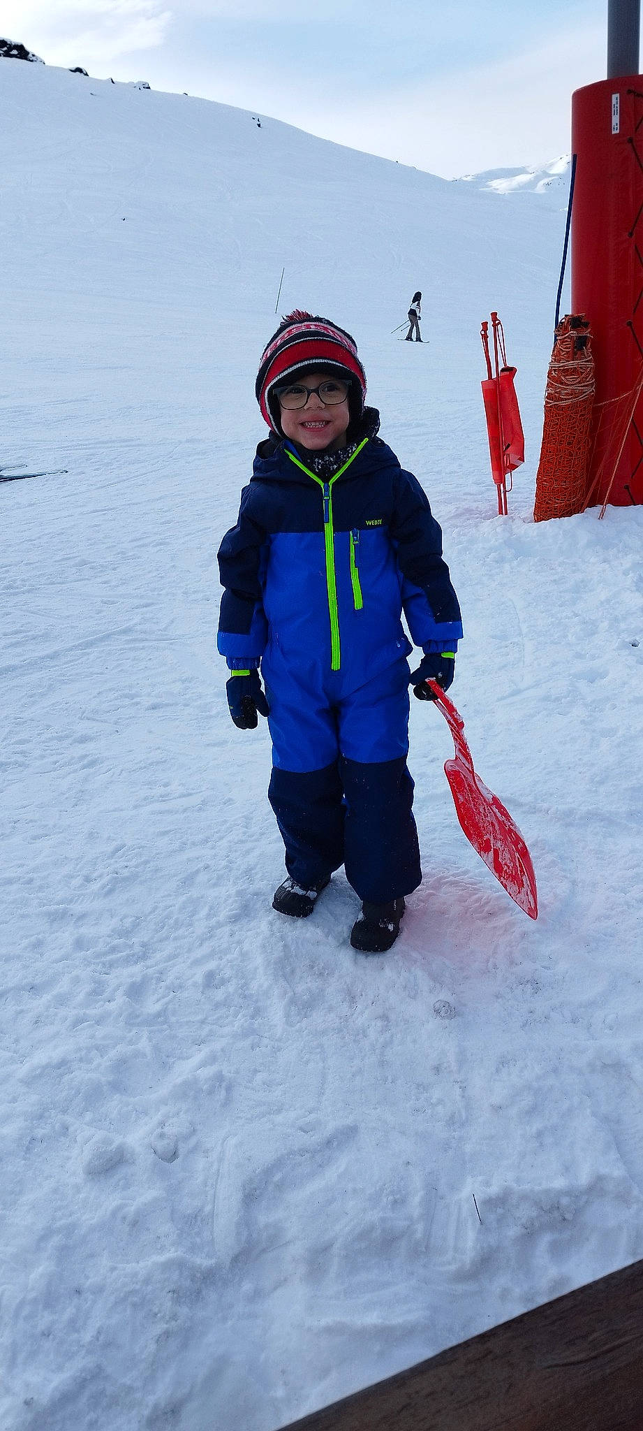 Melvyn a rejoint le concours — aidez-le/la à gagner de superbes lots ! cross_country_skiing, electric_blue, freezing, fun, glacial_landform, glove, hat, headwear, ice_cap, jacket, joy, person, recreation, ski_equipment, ski_helmet, ski_pole, slope, snow, sports, sports_equipment