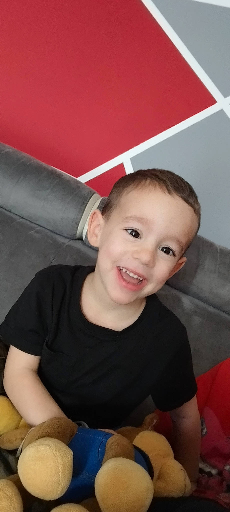 Melvyn participe au concours pour gagner de l'argent avec cette photo : arm, cheek, chin, eye, flash_photography, fun, hair, happy, head, human_leg, joy, mouth, nose, person, shoulder, sitting, skin, smile, standing, t_shirt