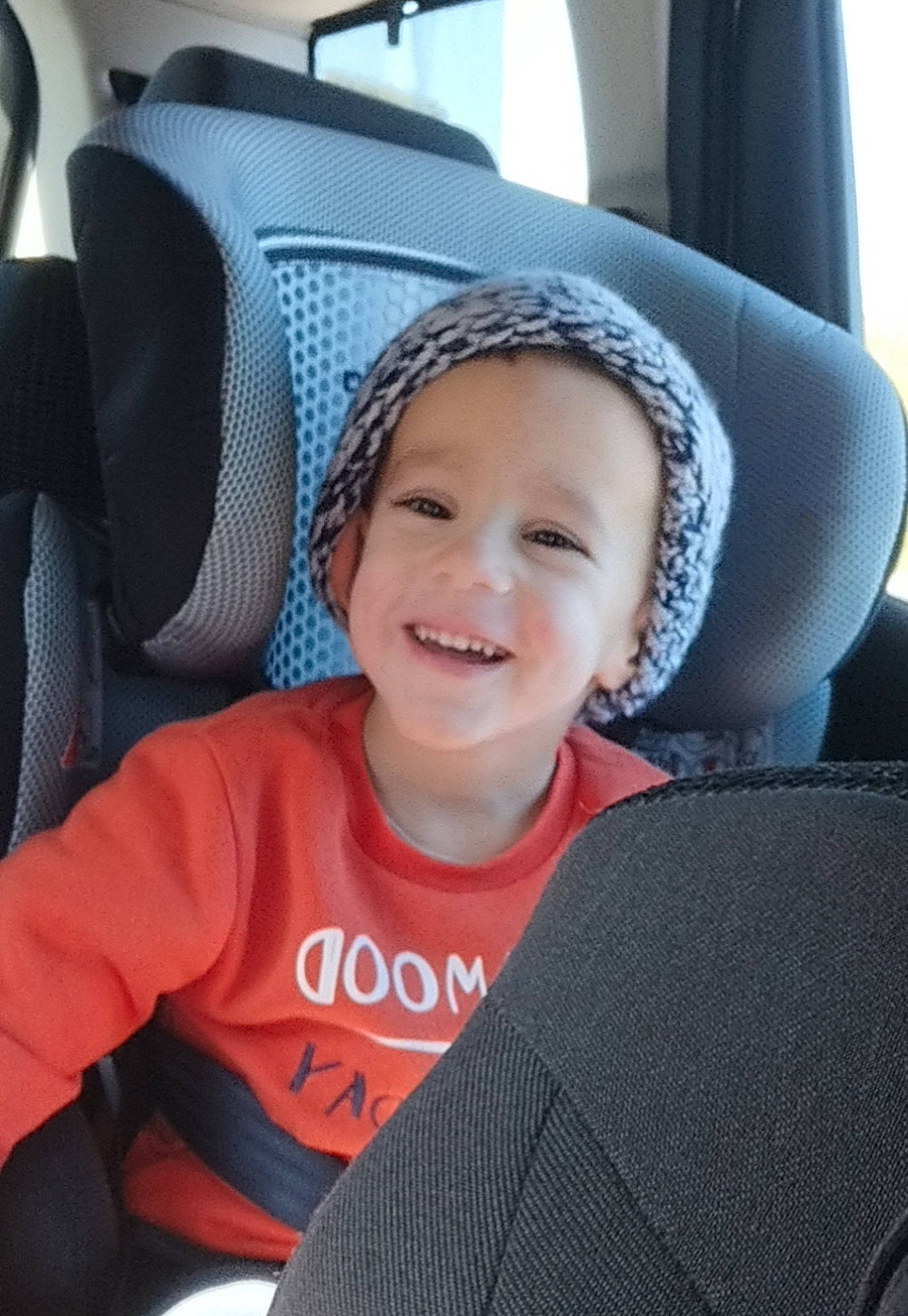 Melvyn participe au concours pour gagner de l'argent avec cette photo : auto_part, automotive_design, automotive_exterior, baby_in_car_seat, car_seat, car_seat_cover, child, comfort, cool, happy, head_restraint, joy, motor_vehicle, person, personal_luxury_car, product, seat_belt, smile, steering_part, steering_wheel