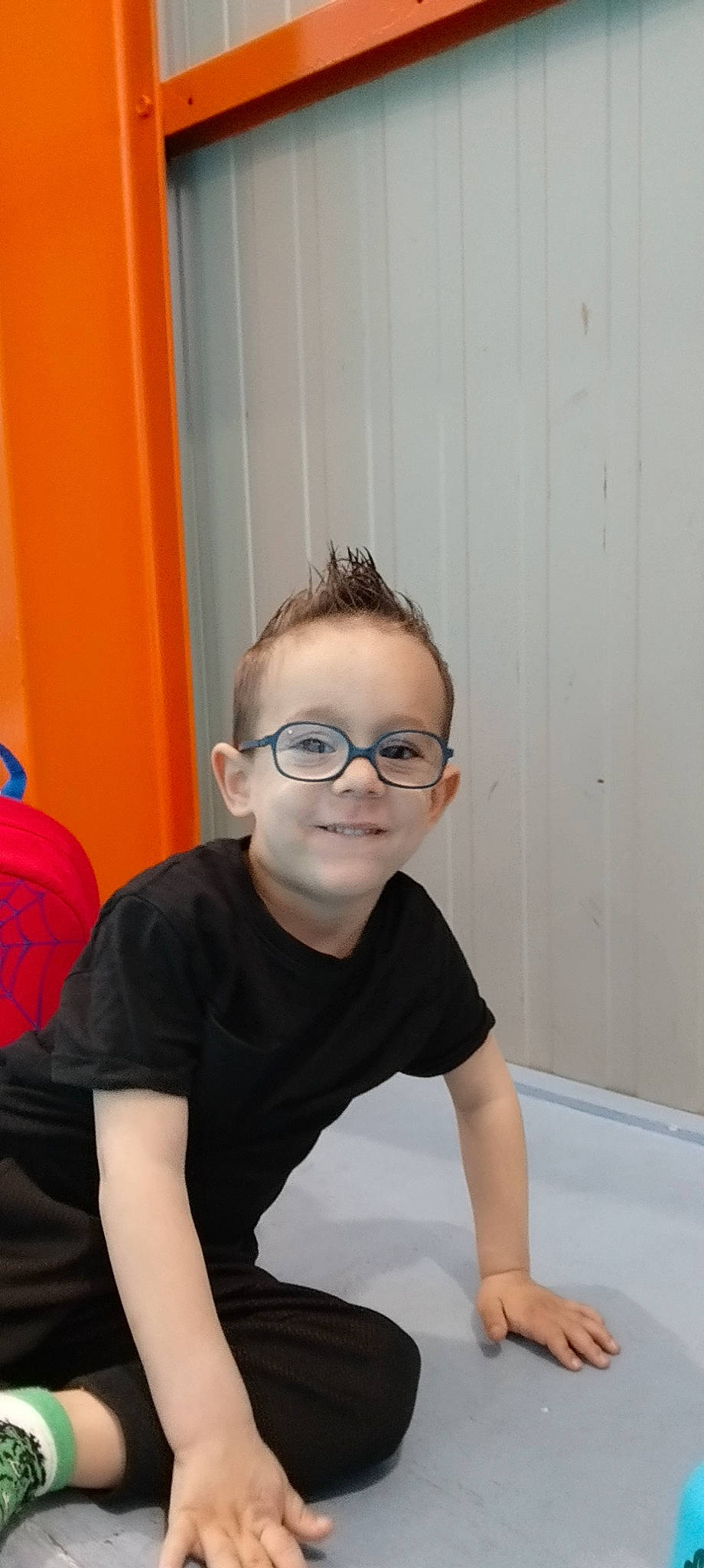 Melvyn a rejoint le concours — aidez-le/la à gagner de superbes lots ! arm, chin, cool, elbow, eyewear, flash_photography, flooring, glasses, happy, human_body, joy, knee, leisure, neck, person, shoulder, sleeve, smile, t_shirt, toddler