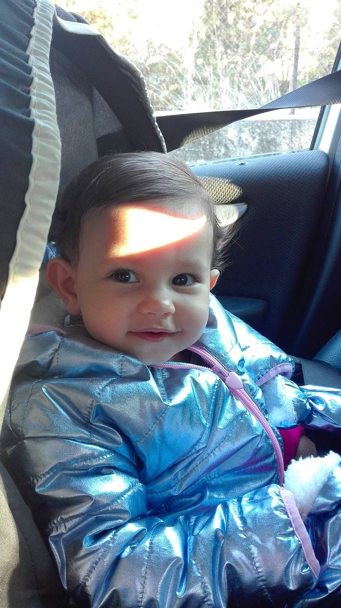 Wissel participe au concours pour gagner de l'argent avec cette photo : car_seat, child, cool, day, eye, face, fun, girl, hair, hairstyle, head, infant, person, product, skin, smile, toddler