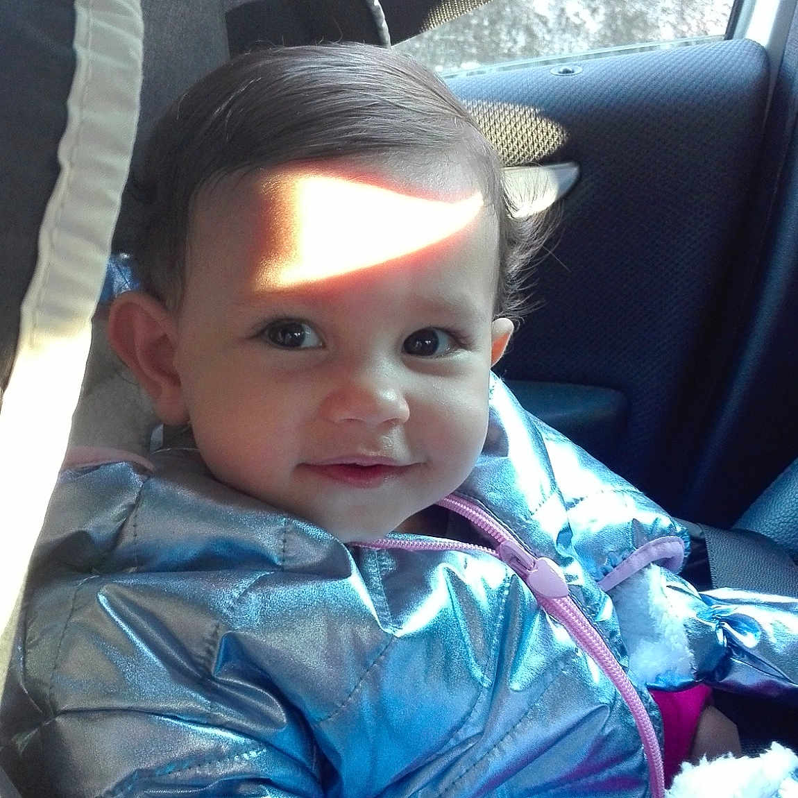 Wissel participe au concours pour gagner de l'argent avec cette photo : car_seat, child, cool, day, eye, face, fun, girl, hair, hairstyle, head, infant, person, product, skin, smile, toddler