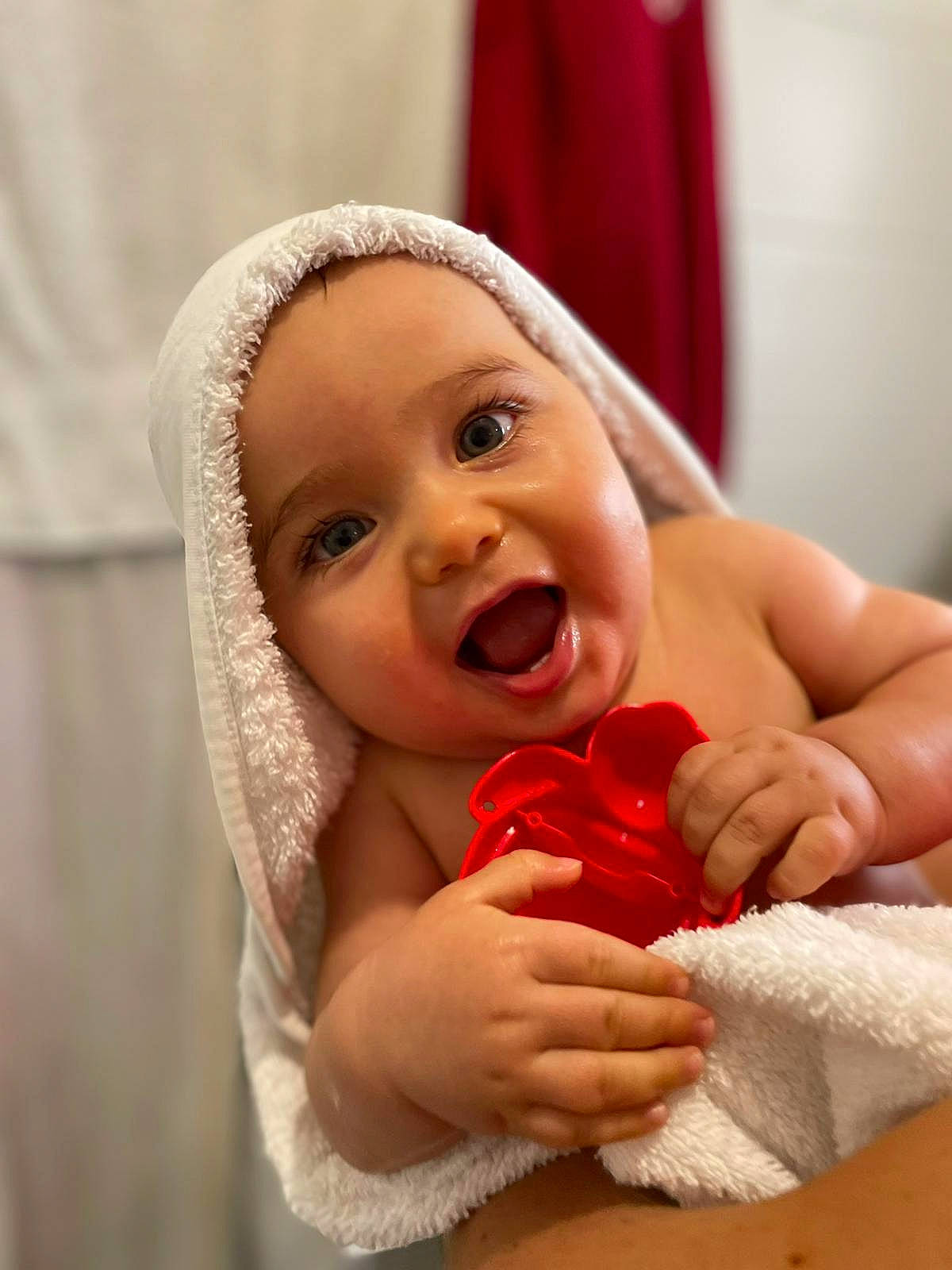 Nathan a rejoint le concours — aidez-le/la à gagner de superbes lots ! baby, baby_laughing, baby_toddler_clothing, cheek, chin, comfort, eye, fun, gesture, happy, headwear, human_body, iris, lip, mouth, nail, nose, person, skin, smile