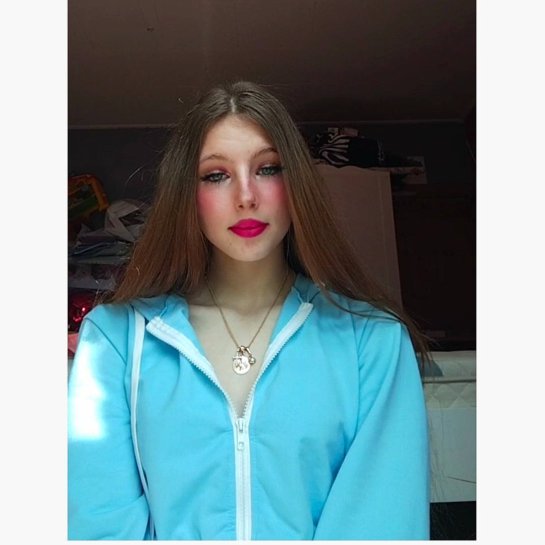 Louane participe au concours pour gagner de l'argent avec cette photo : beauty, cool, electric_blue, event, eyelash, fashion_design, font, human_body, jewellery, layered_hair, long_hair, magenta, makeover, neck, person, shoulder, silk, sleeve, street_fashion, textile