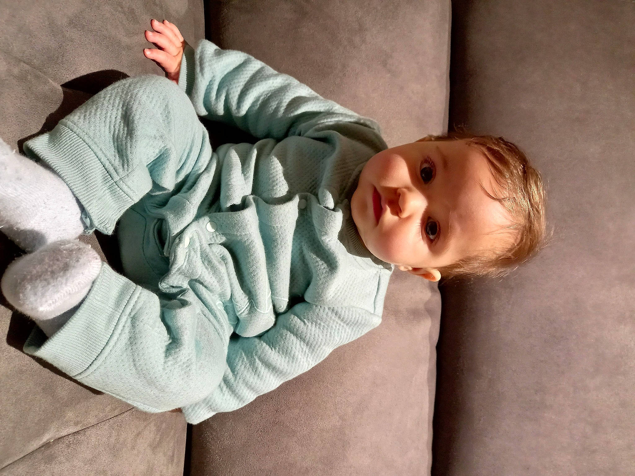 Léone participe au concours pour gagner de l'argent avec cette photo : arm, baby, baby_toddler_clothing, cheek, child, comfort, face, finger, gesture, hand, human_body, leg, linens, lip, mouth, nose, person, skin, sleeve, toddler