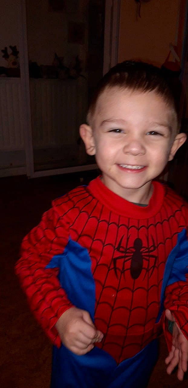 Amaury participe au concours pour gagner de l'argent avec cette photo : blue, cheek, child, chin, eye, face, facial_expression, fictional_character, forehead, head, iris, joy, male, outerwear, people, person, skin, smile, standing, textile