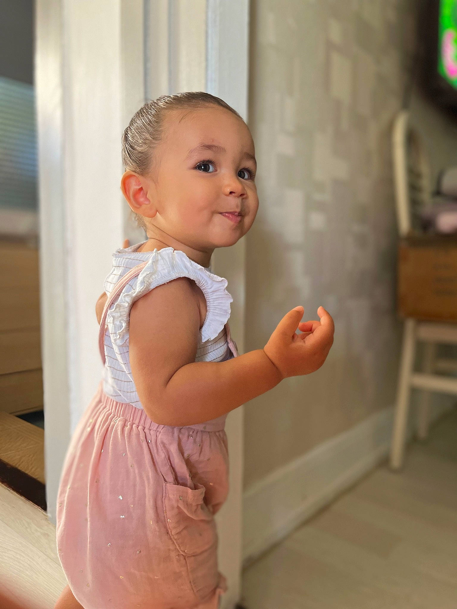 Tia Cataléïa a rejoint le concours — aidez-le/la à gagner de superbes lots ! baby, baby_toddler_clothing, blond, cheek, dress, elbow, flooring, fun, gesture, happy, neck, person, picture_frame, shoulder, skin, sleeve, smile, television, thumb, toddler