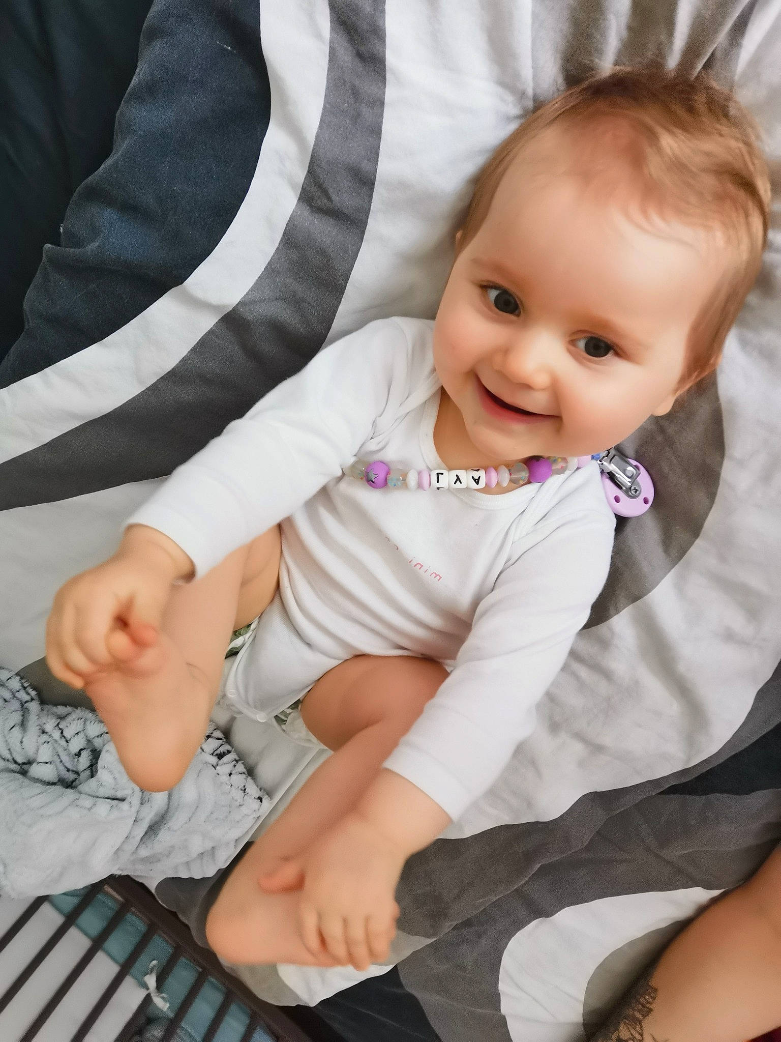 Lya a rejoint le concours — aidez-le/la à gagner de superbes lots ! arm, baby, baby_toddler_clothing, cheek, comfort, facial_expression, finger, gesture, hand, happy, joy, leg, muscle, organ, person, product, skin, sleeve, smile, textile