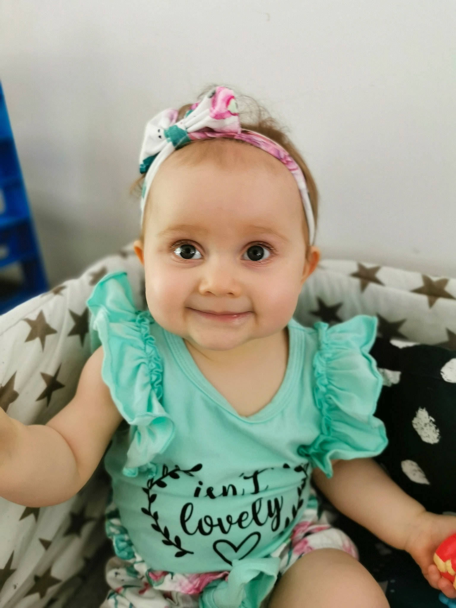 Lya participe au concours pour gagner de l'argent avec cette photo : baby, baby_toddler_clothing, cap, cheek, child, eye, eyebrow, eyelash, finger, happy, head, headband, headpiece, iris, joy, pattern, person, pink, skin, sleeve