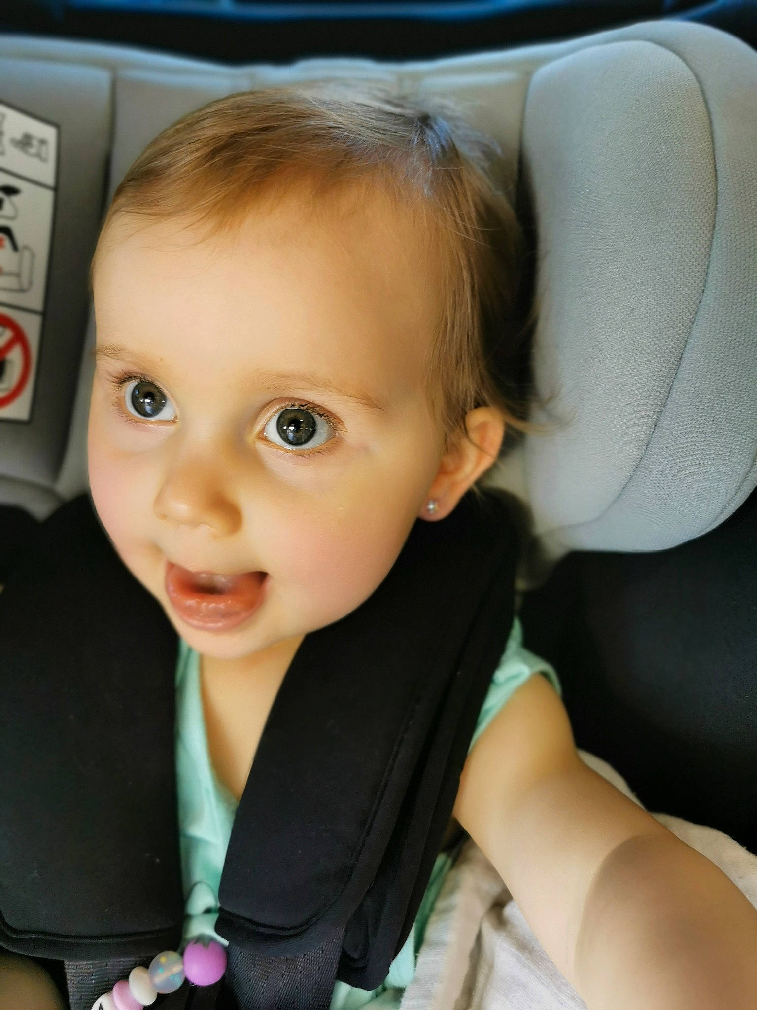 Lya a rejoint le concours — aidez-le/la à gagner de superbes lots ! baby, car_seat, chin, comfort, eye, eyebrow, facial_expression, hair, hairstyle, happy, head, iris, lip, nose, person, product, seat_belt, smile, toddler, vehicle_door