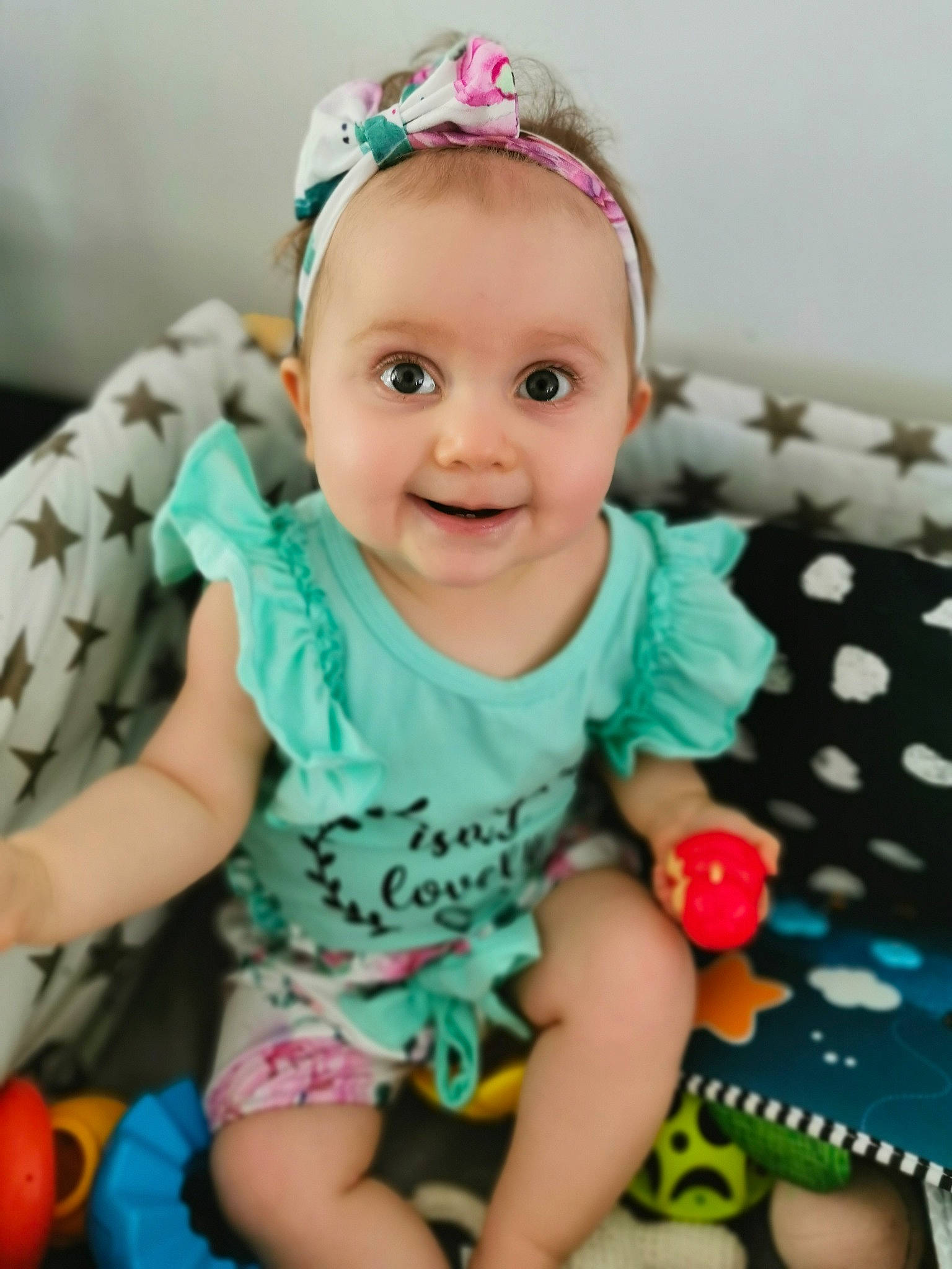 Lya a rejoint le concours — aidez-le/la à gagner de superbes lots ! aqua, baby, baby_toddler_clothing, cap, cheek, dress, eye, face, finger, green, happy, head, iris, joy, person, pink, product, skin, sleeve, smile