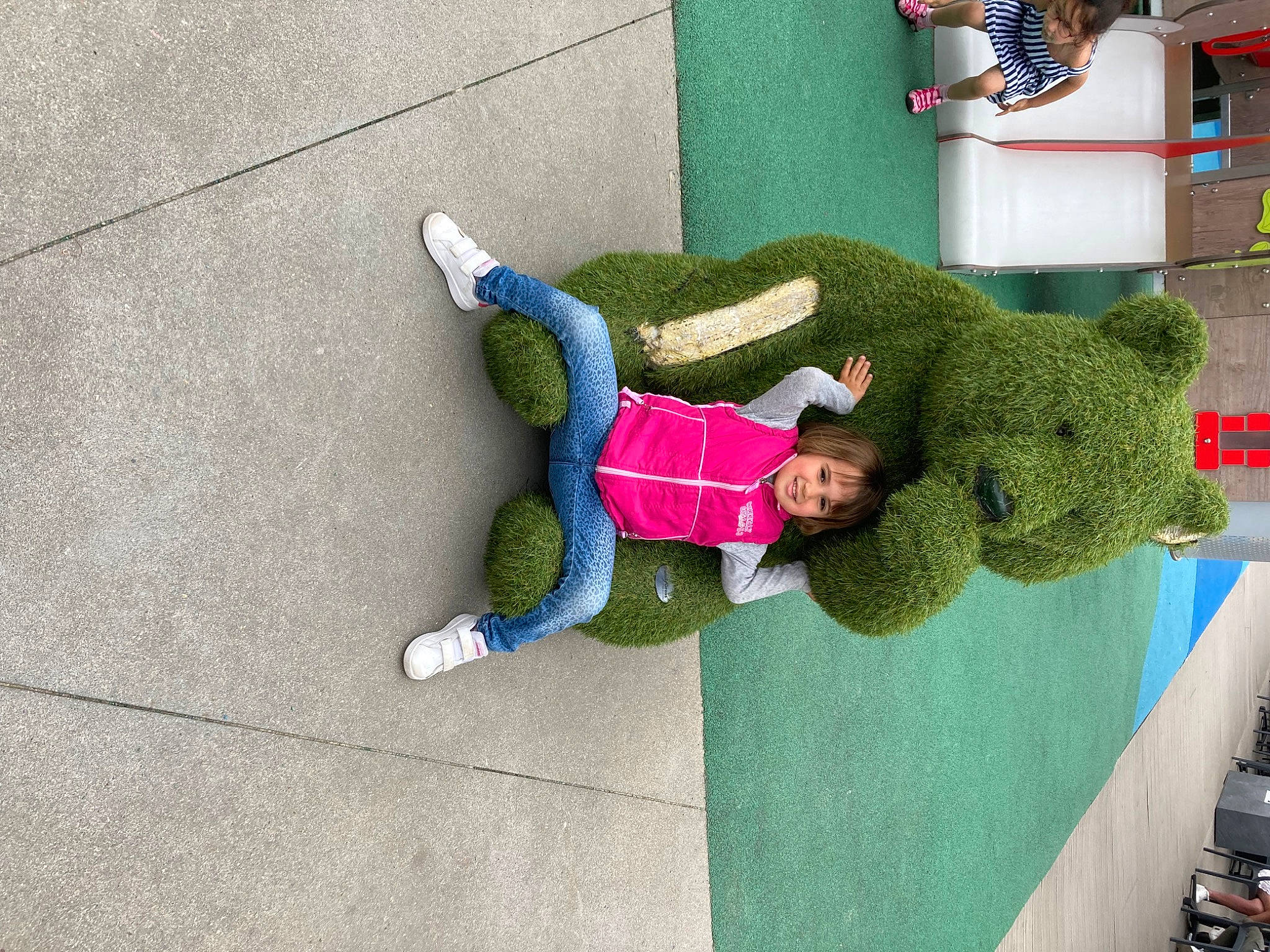 Leana a rejoint le concours — aidez-le/la à gagner de superbes lots ! art, child, craft, fictional_character, flooring, fun, grass, hedge, joy, knitting, leisure, pattern, person, plant, play, plush, recreation, sock, stuffed_toy, toy