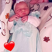 Lya participe au concours pour gagner de l'argent avec cette photo : baby, sleeping, dress, bow, blanket, plush_toy, headband, infant, cute, cozy, soft_toy, patterned_blanket, child, peaceful, indoors, resting, small_hands, pink, white, heart_emoji
