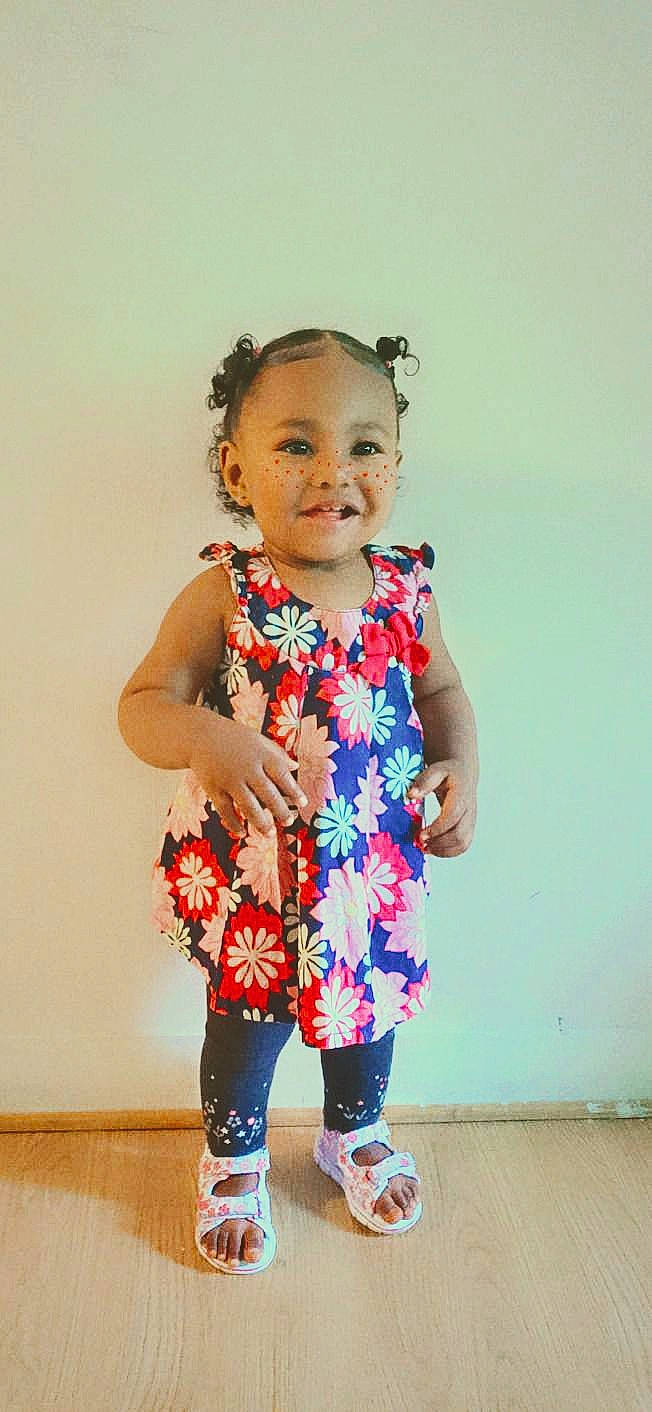 Anaïs a rejoint le concours — aidez-le/la à gagner de superbes lots ! child, child_model, clothing, dress, fashion_accessory, joy, leggings, outerwear, pattern, person, sleeve, standing, textile, toddler