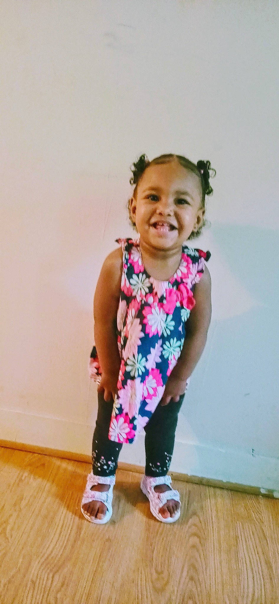 Anaïs participe au concours pour gagner de l'argent avec cette photo : arm, child, child_model, fashion_accessory, footwear, happy, joint, joy, knee, leg, leggings, neck, person, pink, play, shoe, shoulder, smile, sportswear, standing