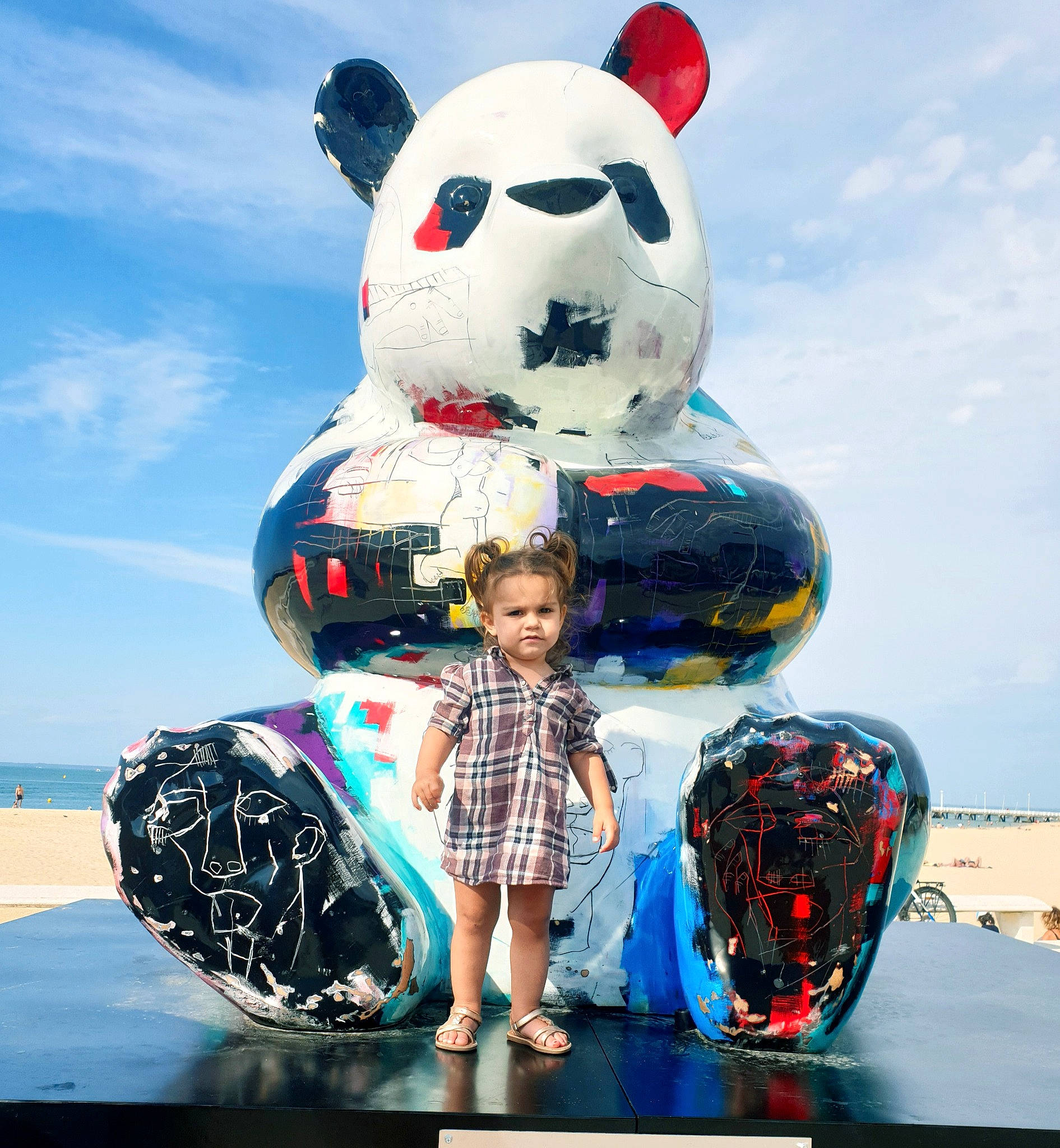 Catalia a rejoint le concours — aidez-le/la à gagner de superbes lots ! ball, balloon, blue, cloud, fun, happy, inflatable, landmark, leisure, light, organ, person, photograph, recreation, shorts, sky, snapshot, t_shirt, toddler, vertebrate