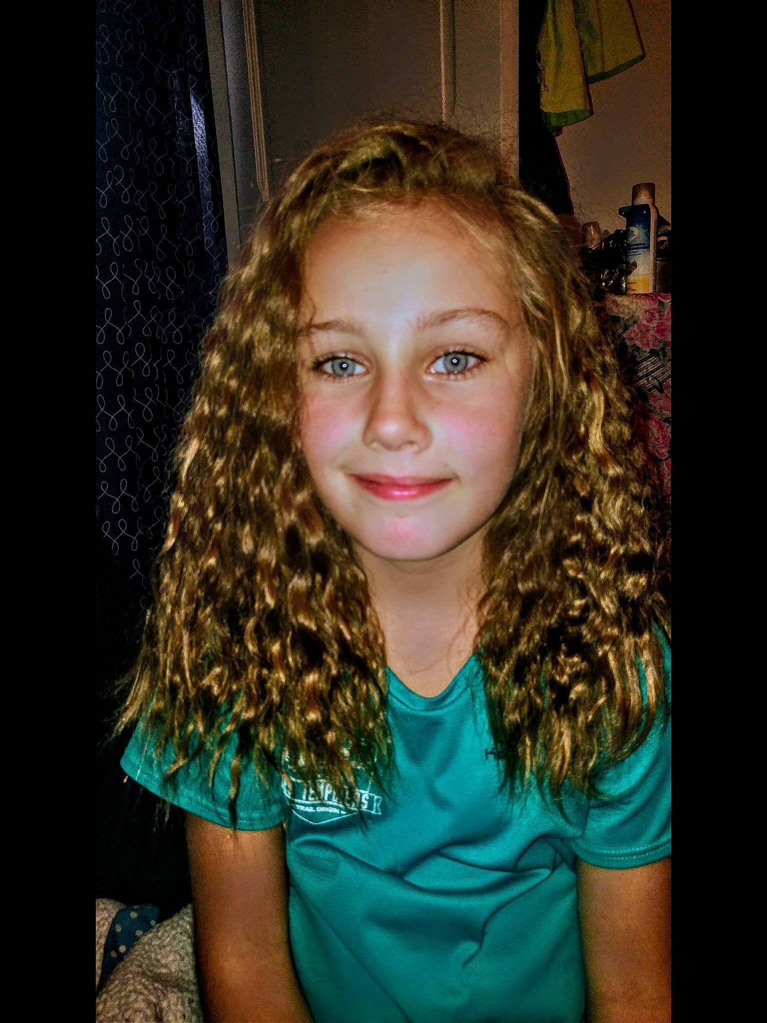 Marleeen a rejoint le concours — aidez-le/la à gagner de superbes lots ! beauty, black_hair, blond, brown_hair, cheek, chin, eyebrow, face, feathered_hair, forehead, hair, hair_coloring, hairstyle, joy, layered_hair, lip, long_hair, nose, person, ringlet