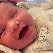 Lily participe au concours pour gagner de l'argent avec cette photo : baby, newborn, smiling, face, blanket, closeup, infant, cozy, portrait, soft, cute, child, sleepwear, warm, happy, skin, expression, newborn_clothing, pacifier, bed