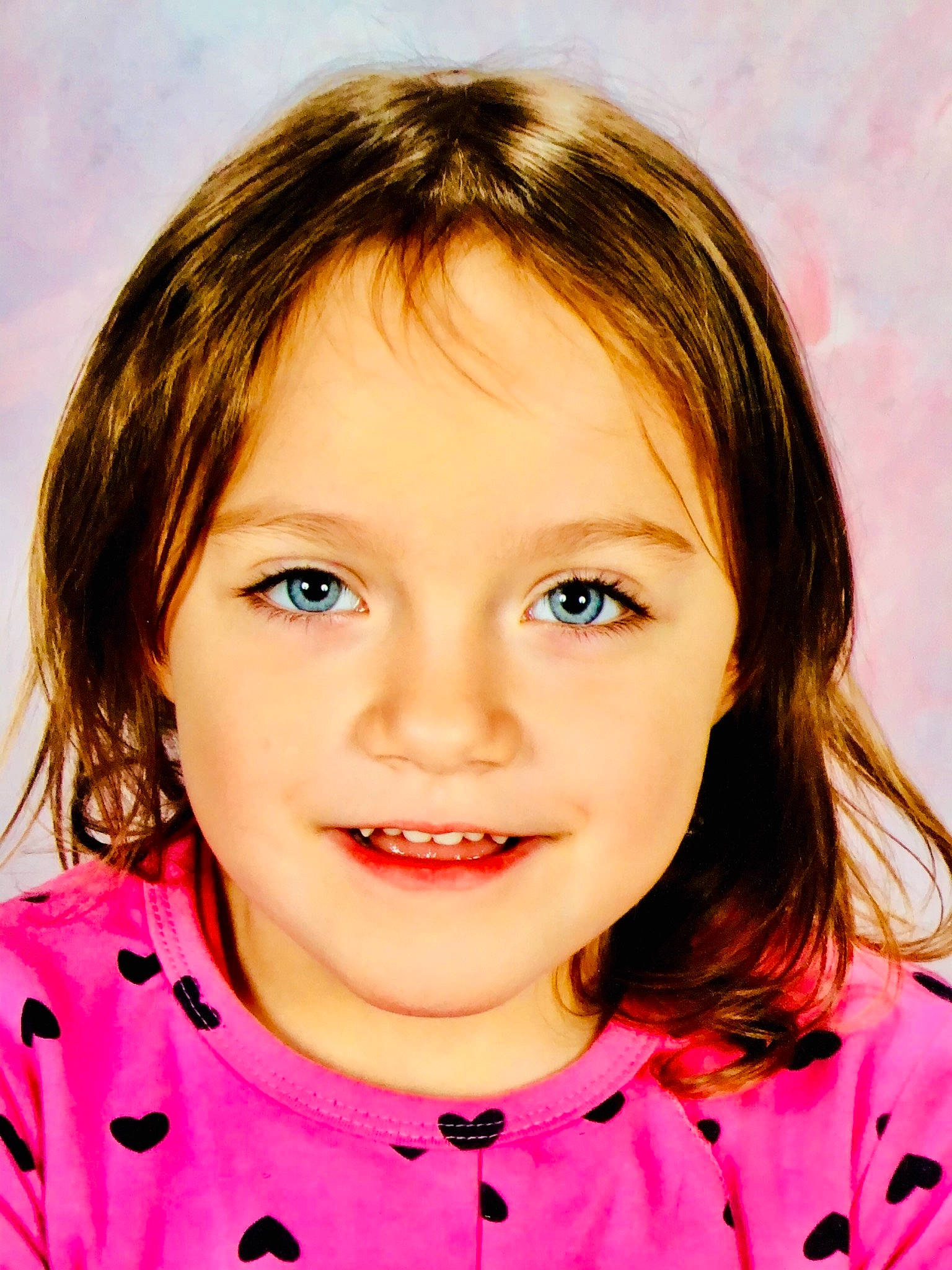 Louna participe au concours pour gagner de l'argent avec cette photo : brown_hair, cheek, child, child_model, chin, close_up, eye, eyebrow, face, forehead, hair, hairstyle, head, joy, lip, mouth, nose, person, pink, portrait