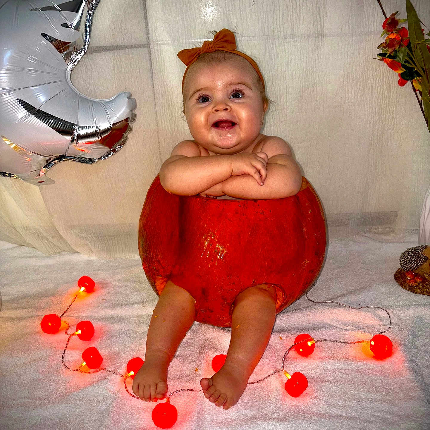 Guiliana a rejoint le concours — aidez-le/la à gagner de superbes lots ! autumn, baby, balloon, blanket, bow, decor, feet, happy, headband, indoor, infant, legs, orange_lights, portrait, pumpkin, seasonal, silver_balloon, smile, string_lights, white_towel