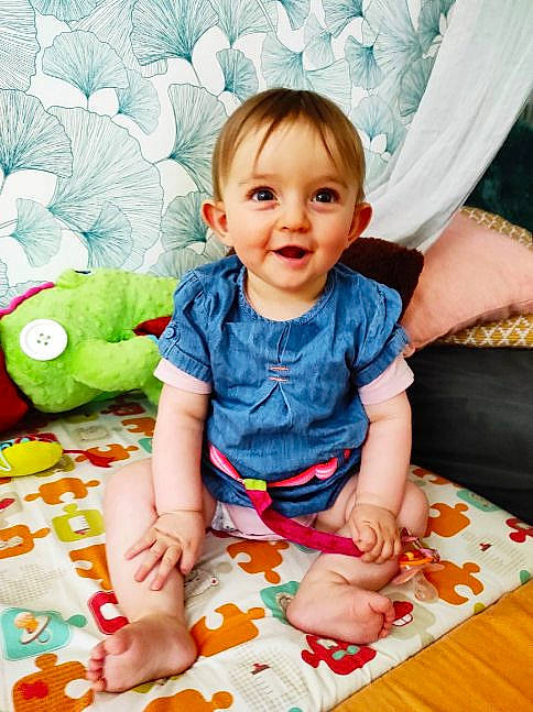 Romy a rejoint le concours — aidez-le/la à gagner de superbes lots ! baby, baby_toddler_clothing, child, eye, face, facial_expression, hairstyle, happy, head, joy, mammal, orange, person, pink, product, skin, sleeve, smile, textile, toddler