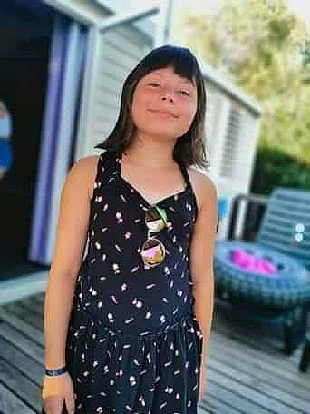 Tessa a rejoint le concours — aidez-le/la à gagner de superbes lots ! abdomen, day_dress, dress, event, fashion_design, formal_wear, fun, happy, joy, leisure, long_hair, magenta, neck, pattern, person, plaid, plant, sleeve, smile, thigh