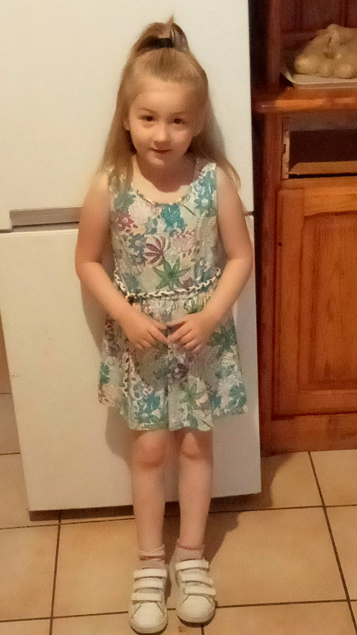 Lena a rejoint le concours — aidez-le/la à gagner de superbes lots ! cabinetry, day_dress, face, fashion_design, hair, human_body, iris, joint, joy, knee, neck, one_piece_garment, person, pink, shoulder, sleeve, smile, standing, thigh, toddler