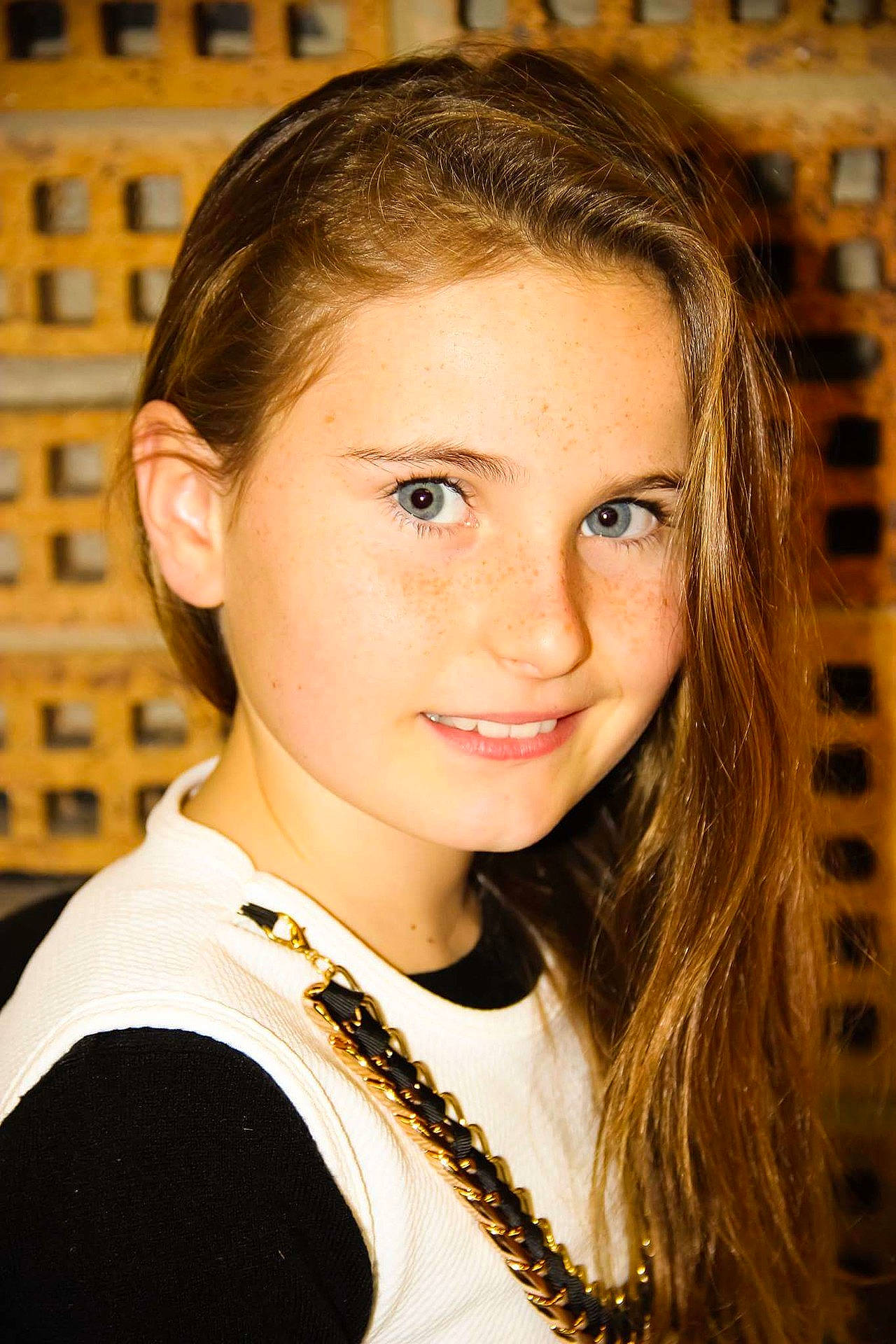 Gina a rejoint le concours — aidez-le/la à gagner de superbes lots ! beauty, blond, brown_hair, eye, eyebrow, girl, hairstyle, human_hair_color, joy, lady, long_hair, model, person, portrait, portrait_photography, smile, socialite