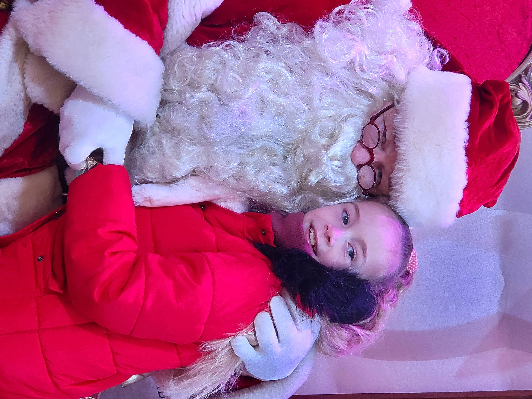 Laureen participe au concours pour gagner de l'argent avec cette photo : baby, child, christmas, comfort, event, fun, fur, happy, hat, holiday, magenta, person, pink, purple, red, santa_claus, textile, toddler, tree, white