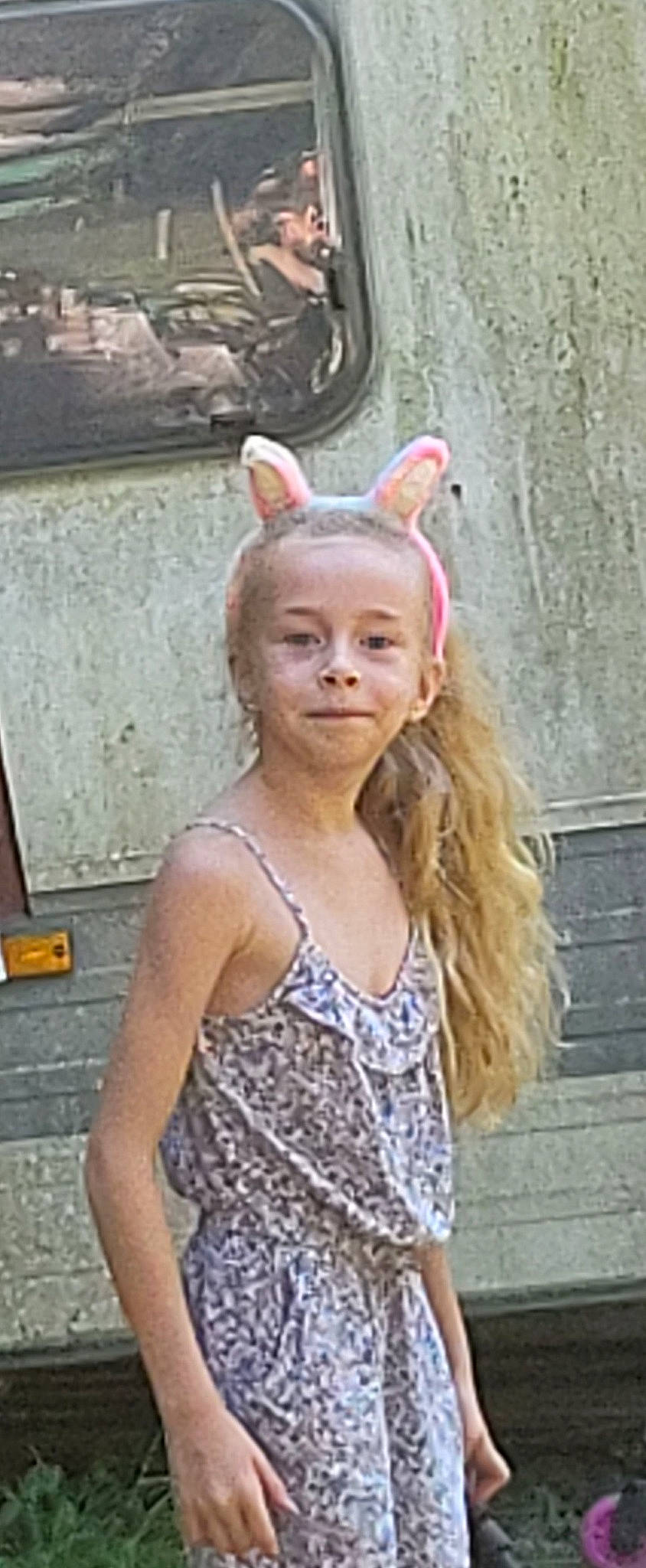 Laureen participe au concours pour gagner de l'argent avec cette photo : blond, chest, child, costume, day_dress, fashion_accessory, fashion_design, fawn, fun, fur, hair_accessory, hair_coloring, happy, headband, headpiece, magenta, pattern, person, sleeve, smile