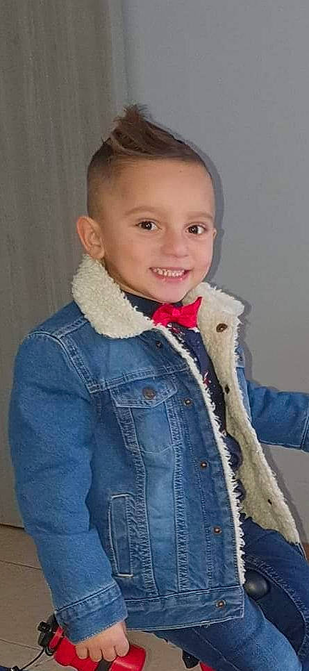 Ihsan a rejoint le concours — aidez-le/la à gagner de superbes lots ! cheek, child, child_model, denim, jeans, joy, neck, outerwear, person, standing, textile, toddler