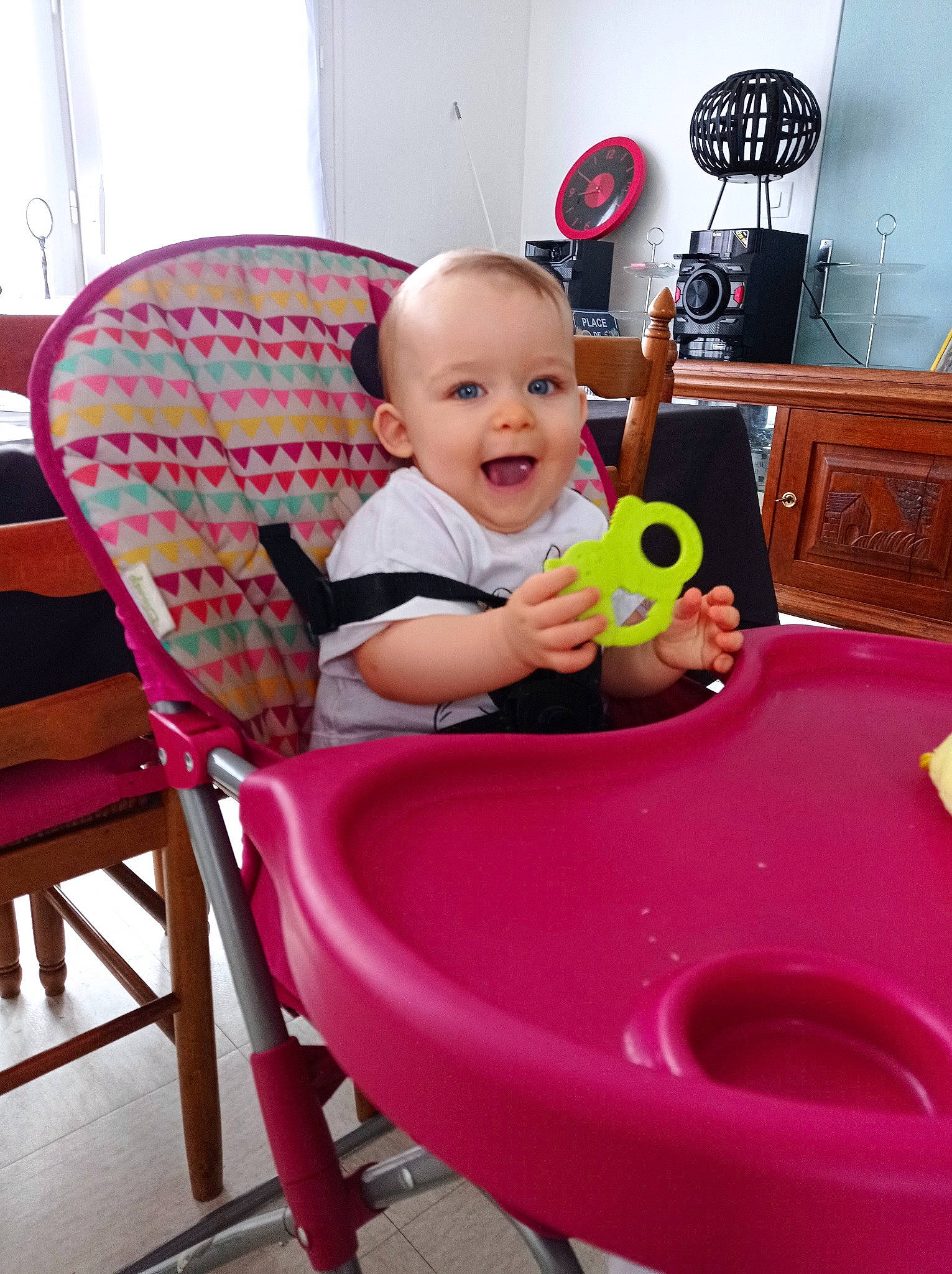 Mélina a rejoint le concours — aidez-le/la à gagner de superbes lots ! baby, chair, child, fun, furniture, magenta, person, pink, play, product, room, sitting, table, toddler, vacation