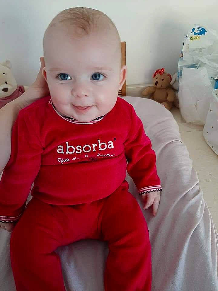 Mélina participe au concours pour gagner de l'argent avec cette photo : baby, baby_toddler_clothing, cheek, child, lip, person, sitting, skin, sleeve, smile, standing, t_shirt, toddler