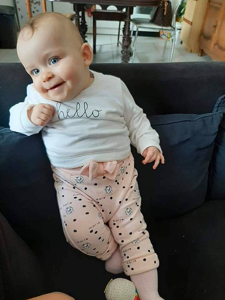 Mélina a rejoint le concours — aidez-le/la à gagner de superbes lots ! abdomen, arm, baby, baby_toddler_clothing, cheek, child, design, eye, jeans, joy, knee, leg, leggings, pattern, person, sitting, skin, sleeve, sportswear, toddler