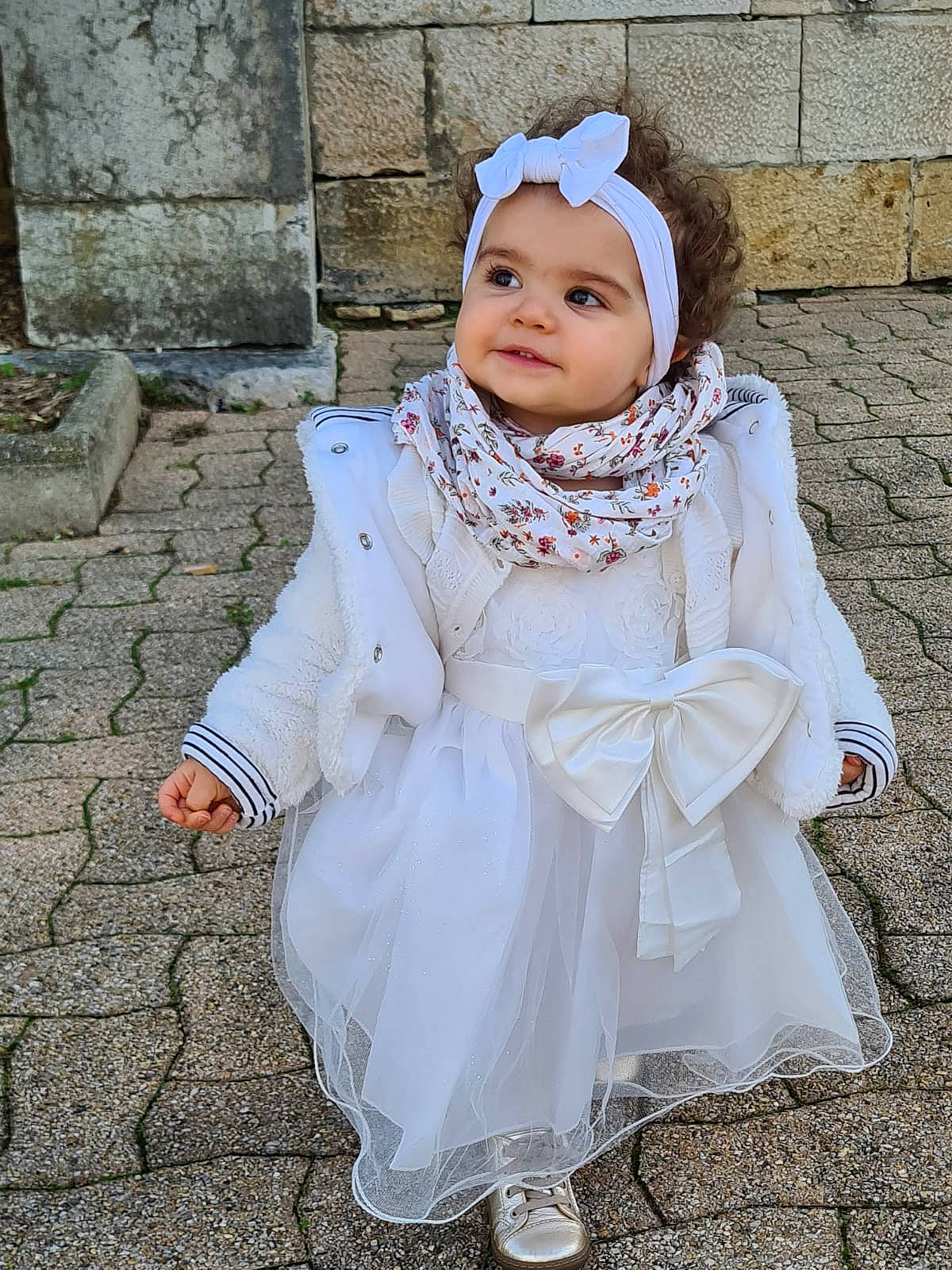 Elise participe au concours pour gagner de l'argent avec cette photo : baby, baby_toddler_clothing, cap, costume, eye, face, fashion_accessory, flooring, fur, happy, hat, head, headgear, headwear, linens, person, plant, road_surface, sleeve, smile