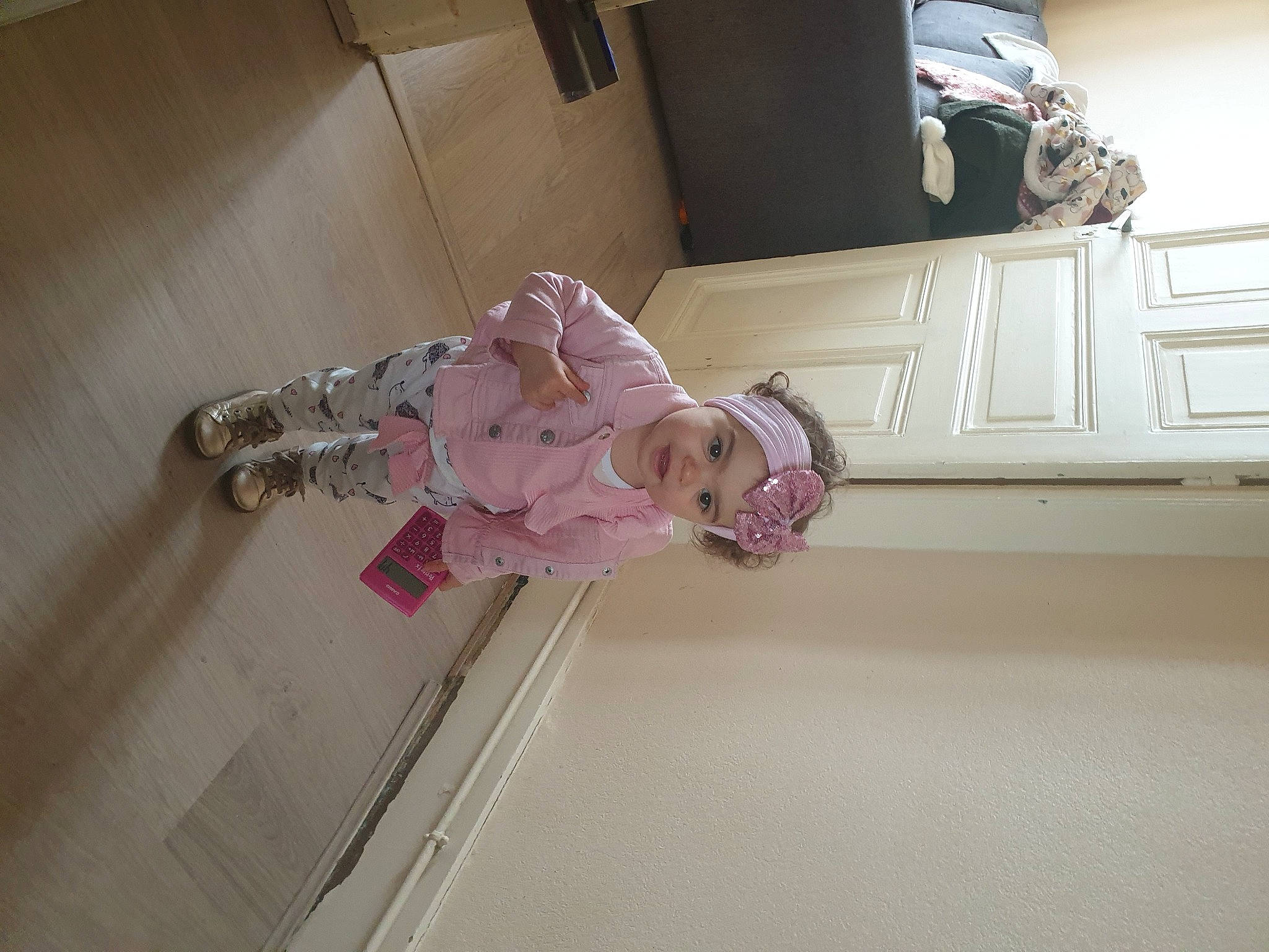 Elise participe au concours pour gagner de l'argent avec cette photo : baby, baby_products, baby_toddler_clothing, cabinetry, child, comfort, drawer, floor, flooring, fun, hardwood, headwear, person, room, sock, toddler, wood