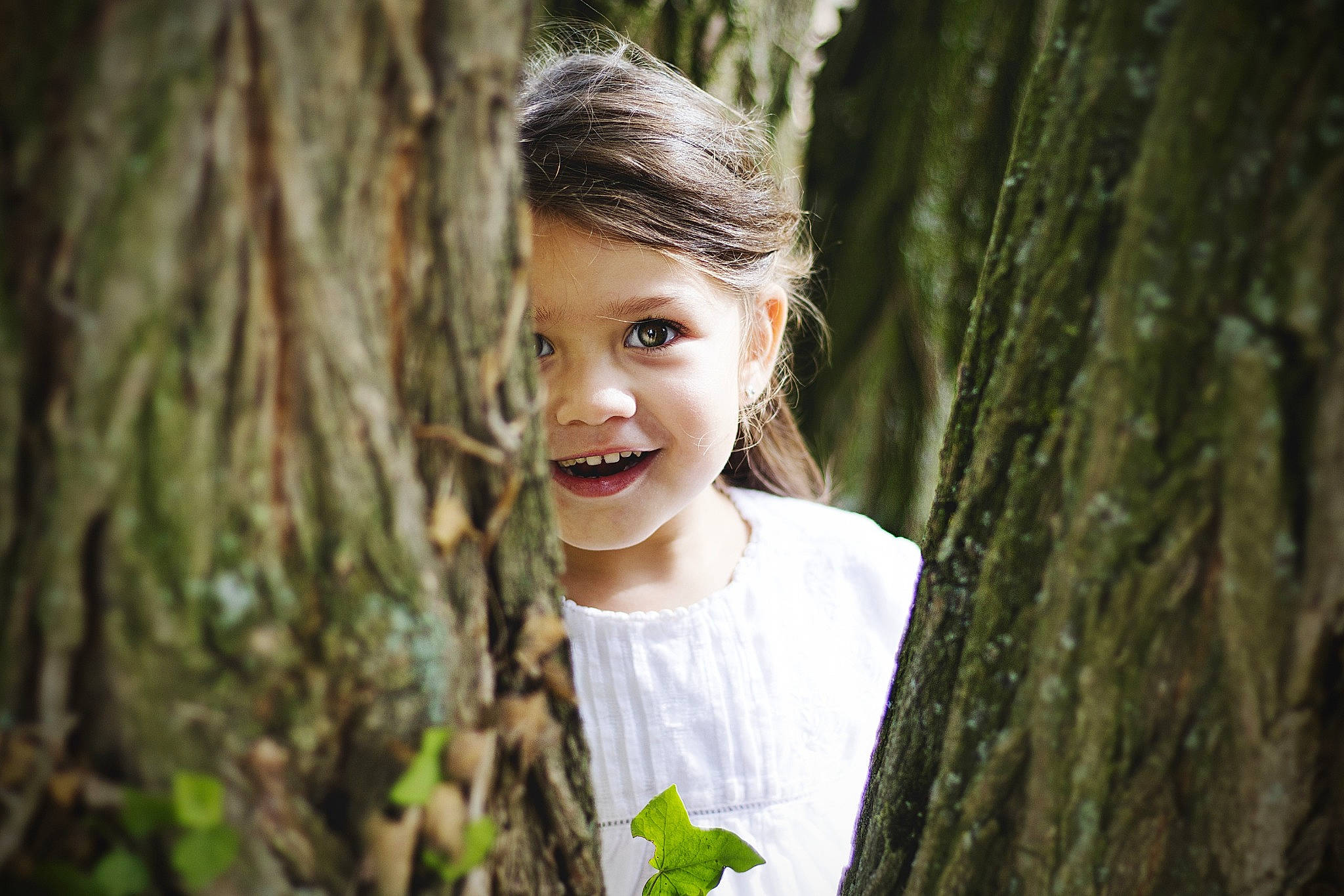 Mila a rejoint le concours — aidez-le/la à gagner de superbes lots ! adaptation, botany, branch, eye, flash_photography, forest, fun, grass, happy, leaf, lip, long_hair, people_in_nature, person, plant, skin, smile, standing, tree, trunk
