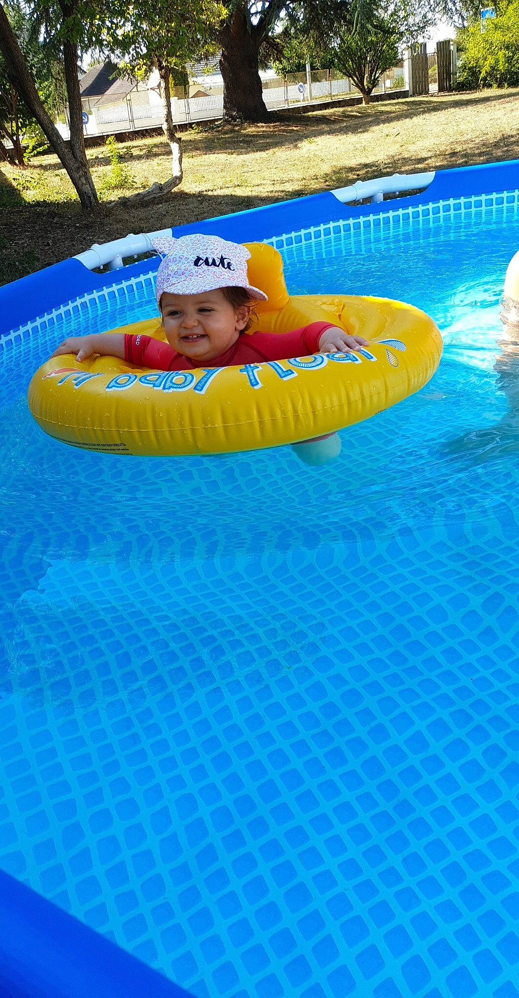 Léna a rejoint le concours — aidez-le/la à gagner de superbes lots ! baby_float, baby_products, child, fun, games, headwear, inflatable, joy, leisure, leisure_centre, nonbuilding_structure, park, person, personal_protective_equipment, product, recreation, summer, swimming, swimming_pool, toddler
