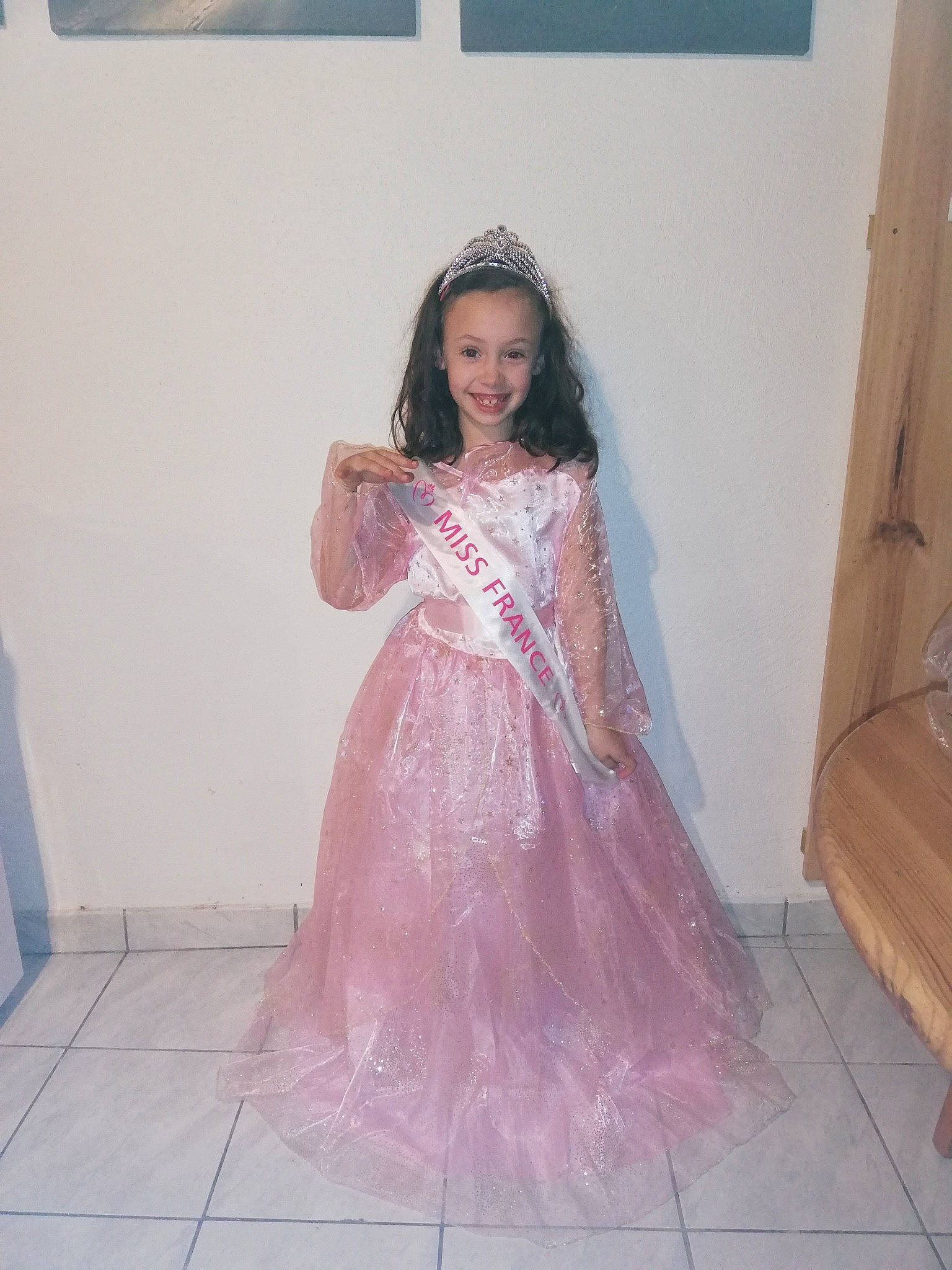 Jade a rejoint le concours — aidez-le/la à gagner de superbes lots ! bridal_accessory, bridal_clothing, bridal_party_dress, day_dress, dress, embellishment, face, fashion_design, flooring, formal_wear, gown, happy, head, joy, long_hair, neck, one_piece_garment, person, sleeve, smile