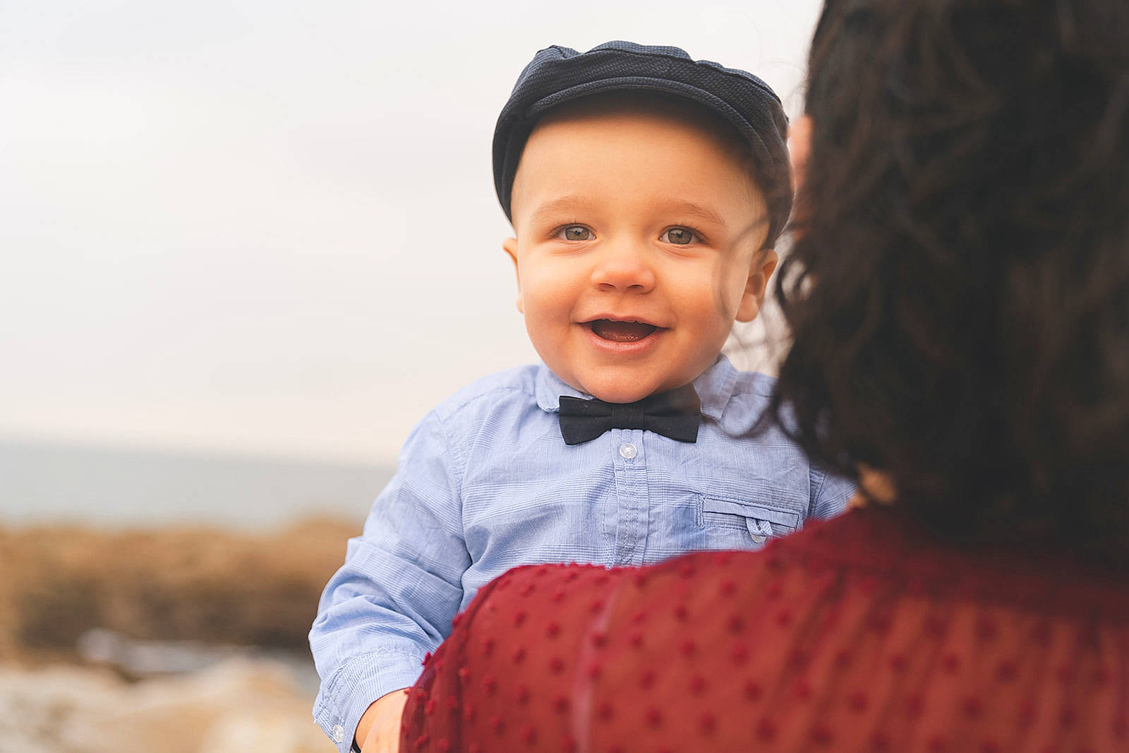 Swann participe au concours pour gagner de l'argent avec cette photo : baby_toddler_clothing, child, clothing, flash_photography, fun, gesture, happy, headwear, human_body, joy, landscape, laugh, leisure, pattern, person, portrait, portrait_photography, sitting, sky, sleeve