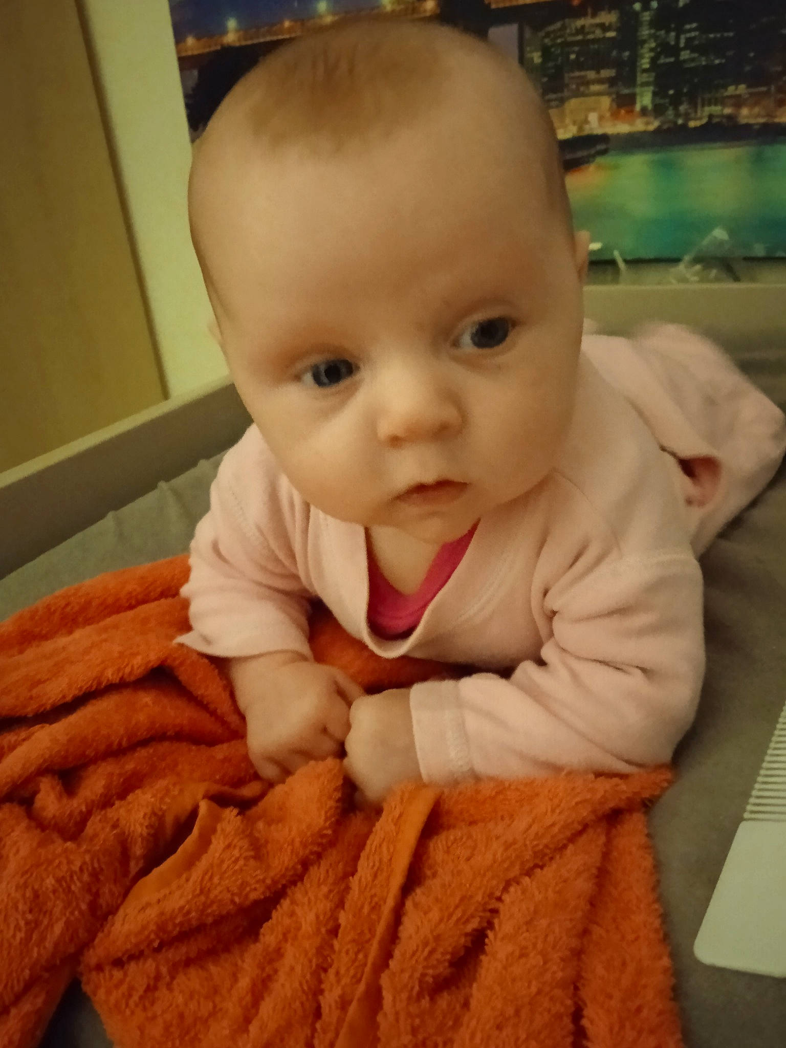 Ilyanna a rejoint le concours — aidez-le/la à gagner de superbes lots ! baby, baby_toddler_clothing, cheek, child, chin, comfort, eyebrow, flooring, happy, human_body, iris, lip, mouth, neck, nose, person, sitting, skin, sleeve, toddler