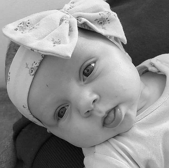 Ilyanna a rejoint le concours — aidez-le/la à gagner de superbes lots ! baby, baby_products, black_and_white, cap, cheek, child, eyebrow, eyelash, flash_photography, grass, happy, headgear, headwear, iris, lip, monochrome_photography, nose, person, skin, style