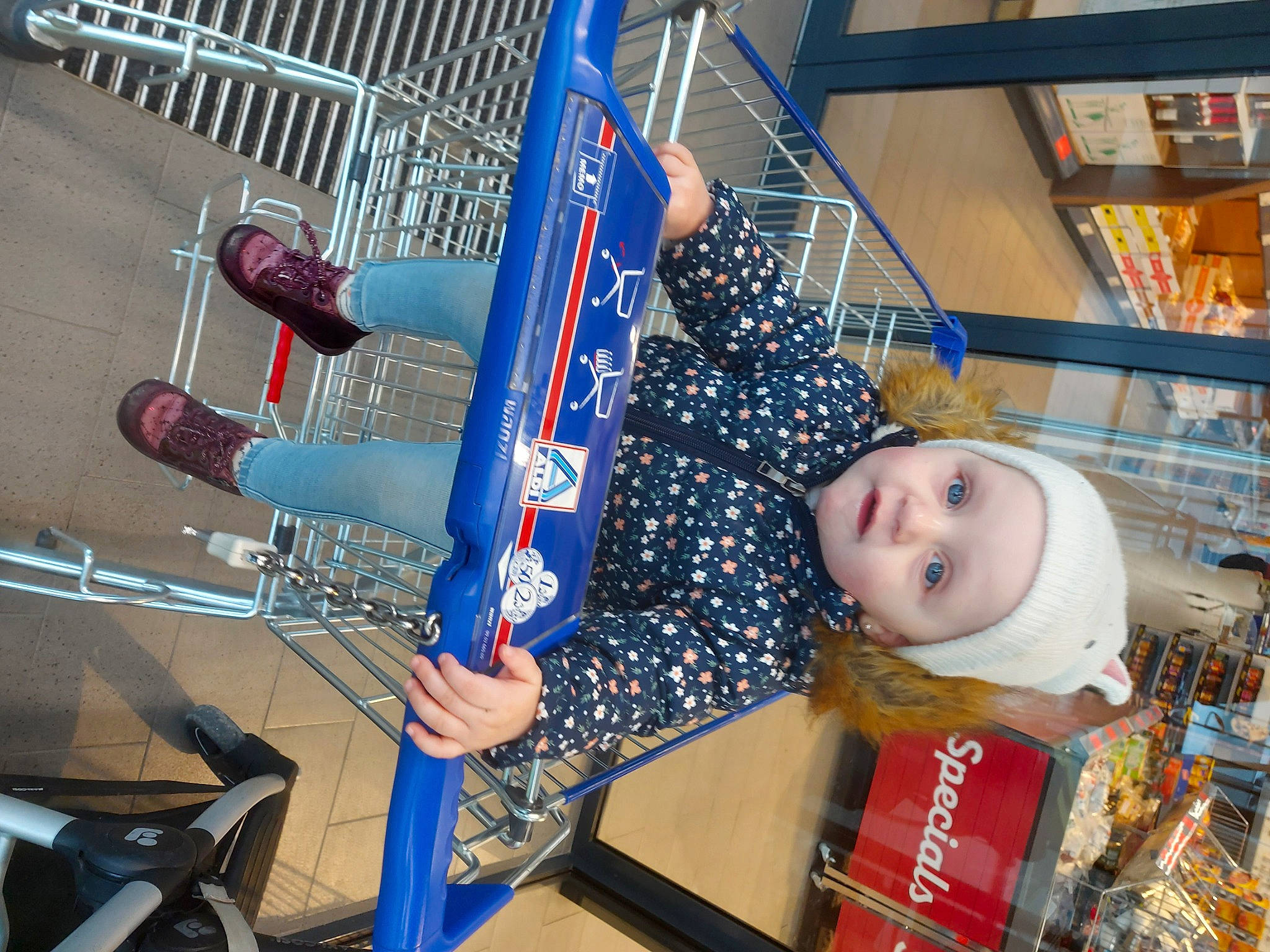 Ilyanna a rejoint le concours — aidez-le/la à gagner de superbes lots ! child, convenience_store, customer, electric_blue, engineering, fun, headwear, human_leg, leisure, machine, person, recreation, retail, room, shelf, shopping, toddler, toy, tree