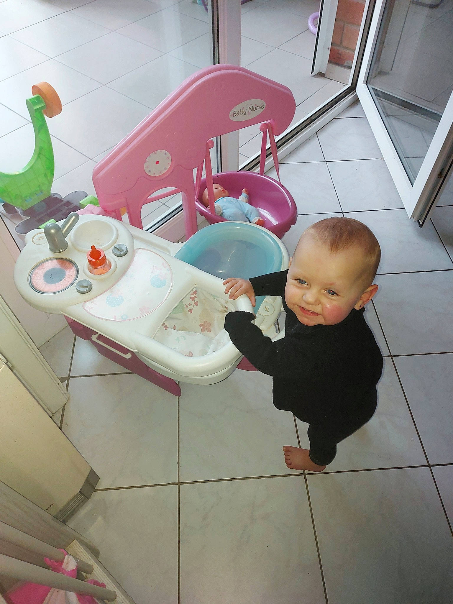 Ilyanna participe au concours pour gagner de l'argent avec cette photo : baby, baby_products, baby_safety, baby_toys, bird, child, comfort, flooring, fun, leisure, livestock, mammal, person, photography, plastic, play, room, sitting, snapshot, toddler