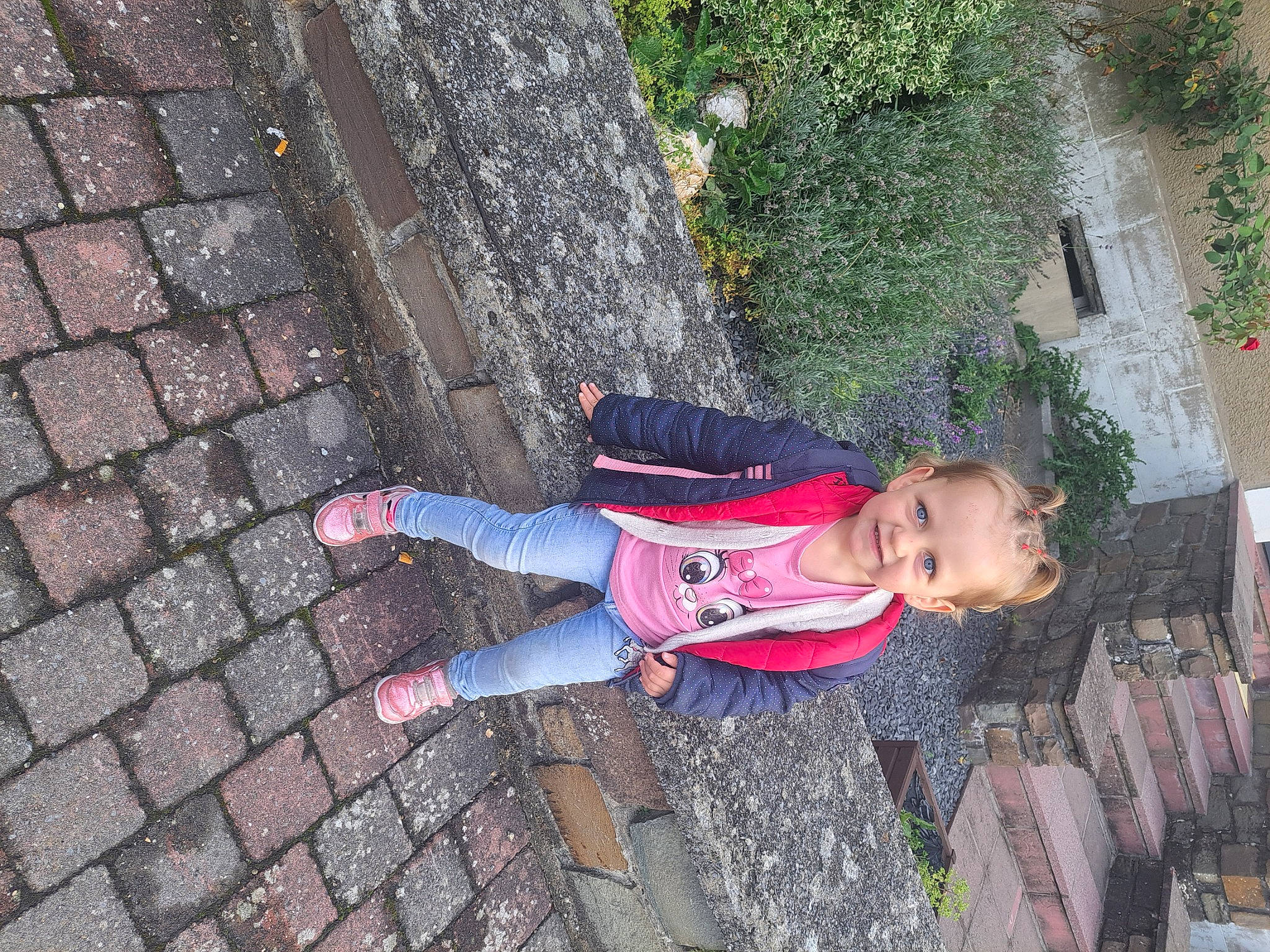 Ilyanna participe au concours pour gagner de l'argent avec cette photo : asphalt, baby_toddler_clothing, child, cobblestone, concrete, flooring, fun, grass, human_leg, joy, leisure, magenta, pattern, person, plant, road_surface, shadow, sidewalk, thigh, toddler