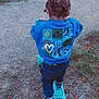 Gianni a rejoint le concours — aidez-le/la à gagner de superbes lots ! active, back_view, blue_sweatshirt, braided_hair, cartoon_characters, casual_clothing, child, childhood, daylight, fun, grass, gravel_path, nature, nike, outdoor, playing, recreation, scooter, sneakers, young_child