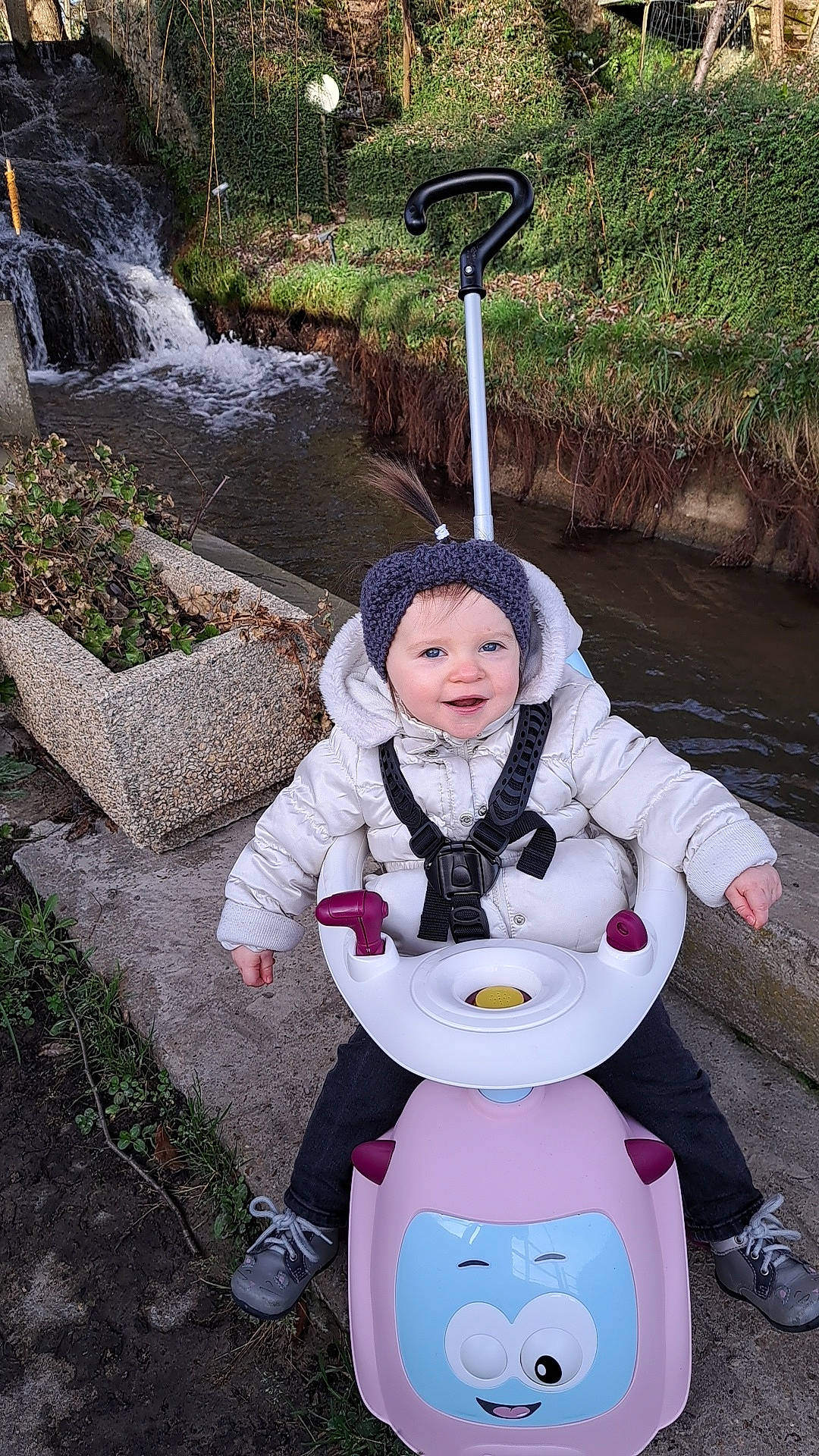 Mya participe au concours pour gagner de l'argent avec cette photo : baby, baby_products, baby_toddler_clothing, child, costume, fun, garden, grass, green, happy, headwear, leisure, people_in_nature, person, personal_protective_equipment, plant, play, recreation, sitting, toddler