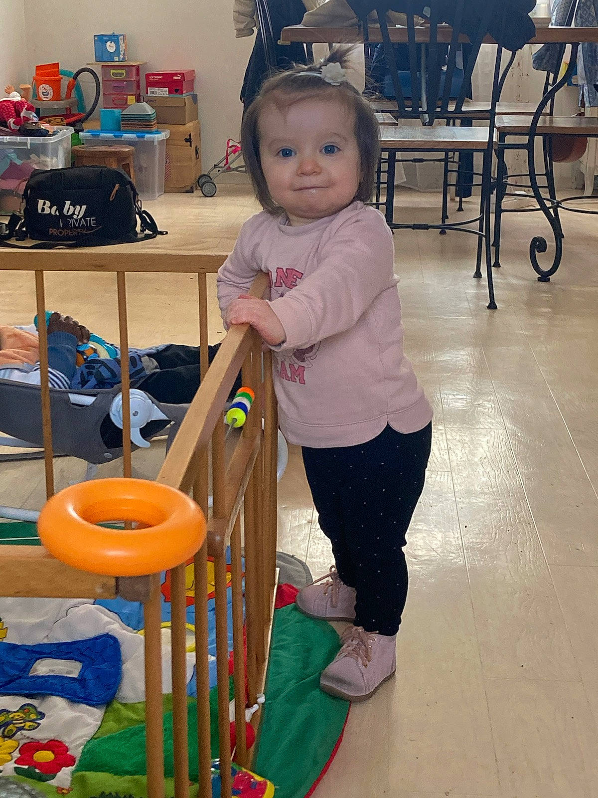 Mya participe au concours pour gagner de l'argent avec cette photo : baby, baby_playing_with_toys, baby_products, baby_toddler_clothing, child, flooring, fun, happy, infant_bed, nursery, person, photograph, play, room, shelf, sleeve, smile, snapshot, standing, toddler