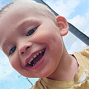 Ilyann participe au concours pour gagner de l'argent avec cette photo : child, smiling, closeup, face, yellow_shirt, sun_pattern, outdoor, sky, blue_sky, happy, cute, young, play_area, mesh, portrait, childhood, cheerful, casual_clothing, daylight, person